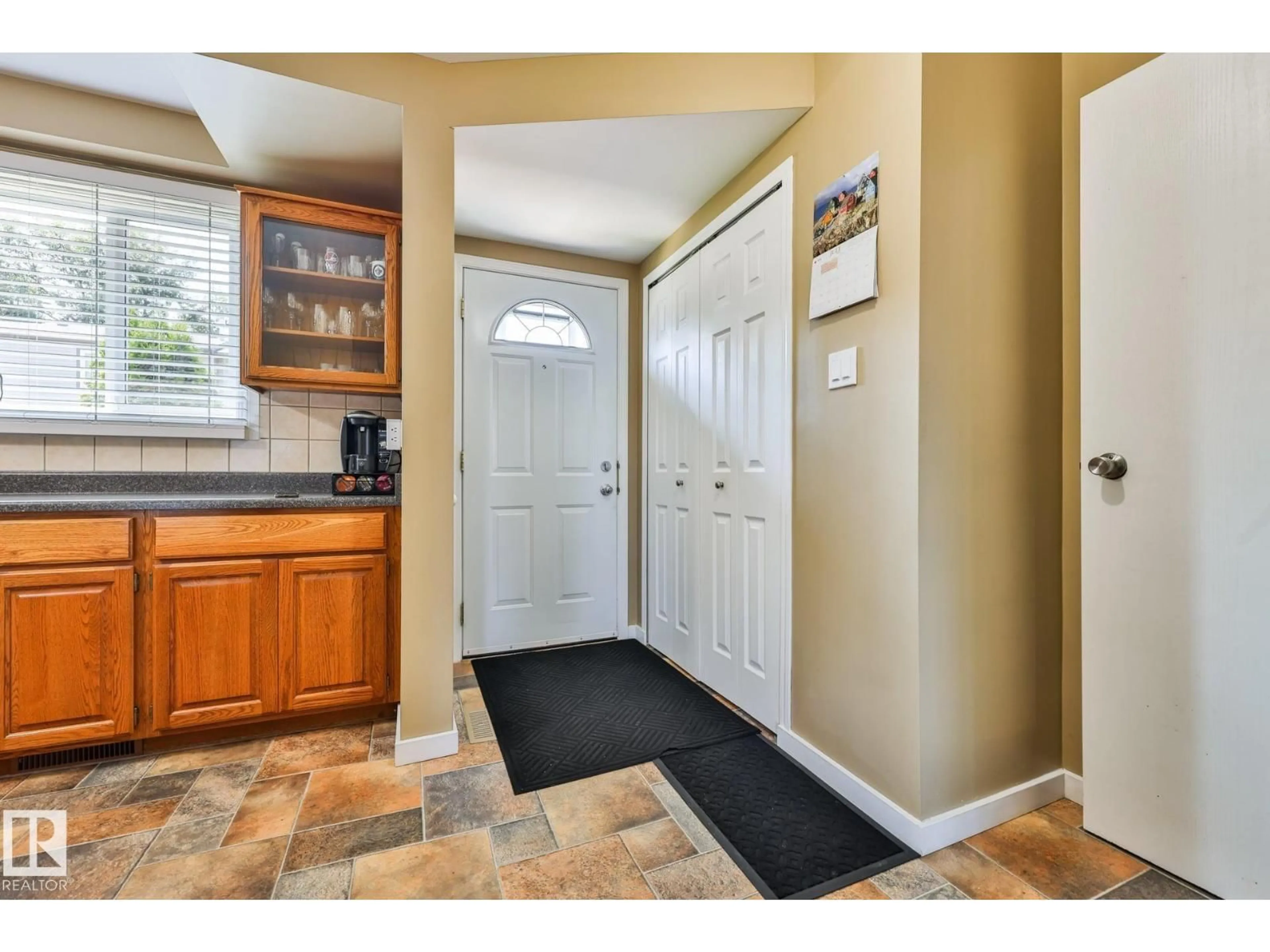 Indoor entryway for 1705 LAKEWOOD RD, Edmonton Alberta T6K3B9