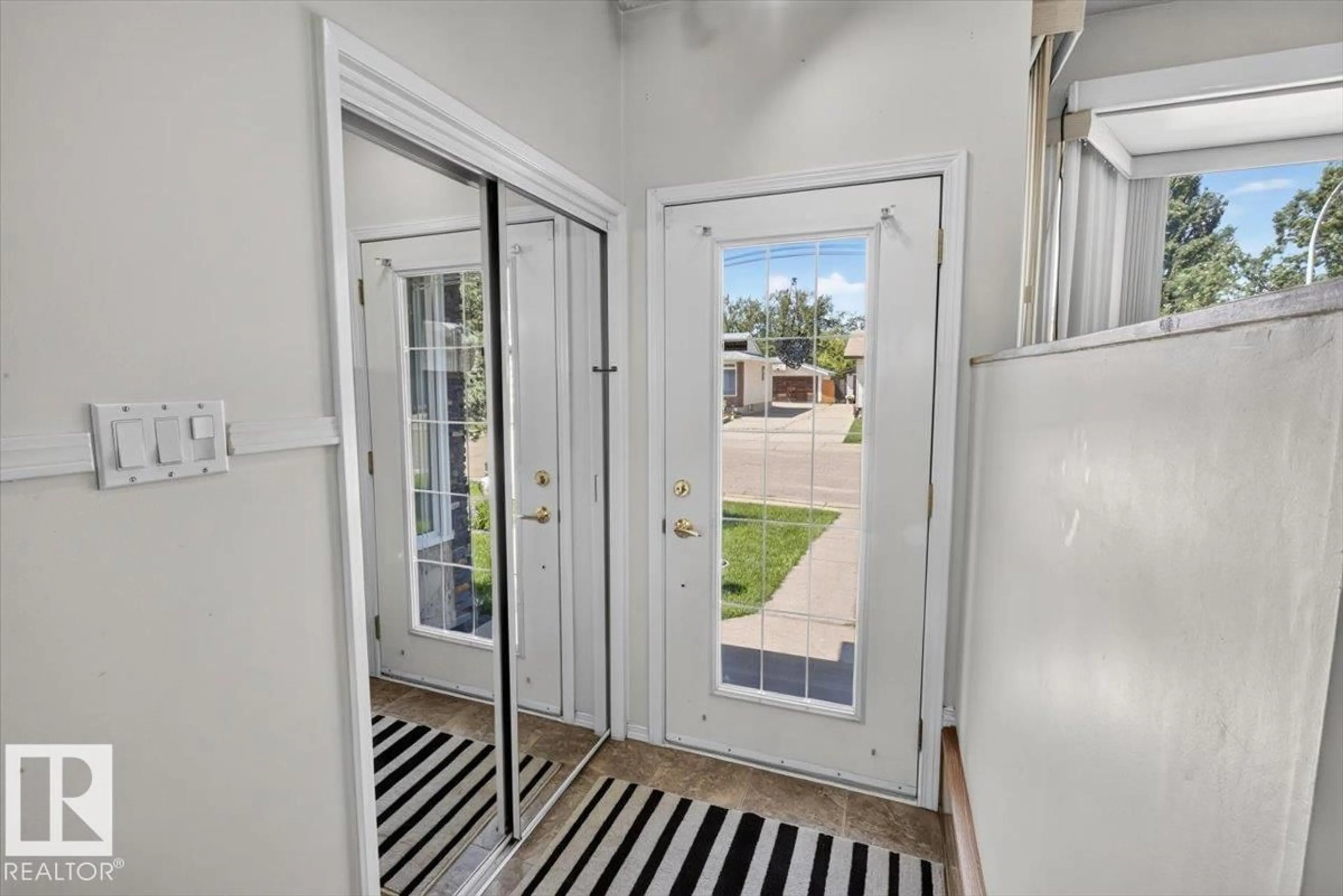 Indoor entryway for 14735 123 ST, Edmonton Alberta T5X1W1