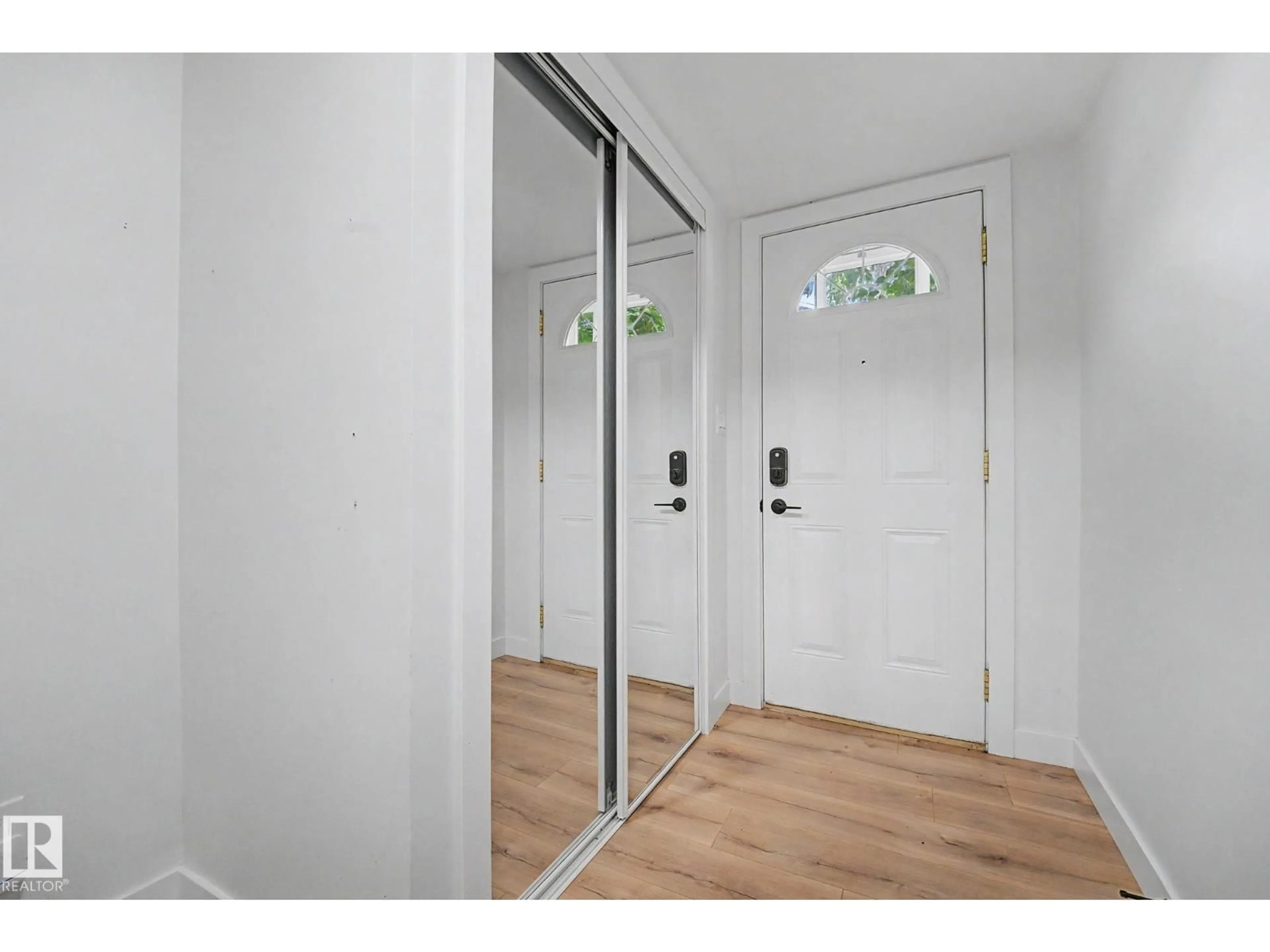 Indoor entryway for 17084 67 AV, Edmonton Alberta T5T1Y8