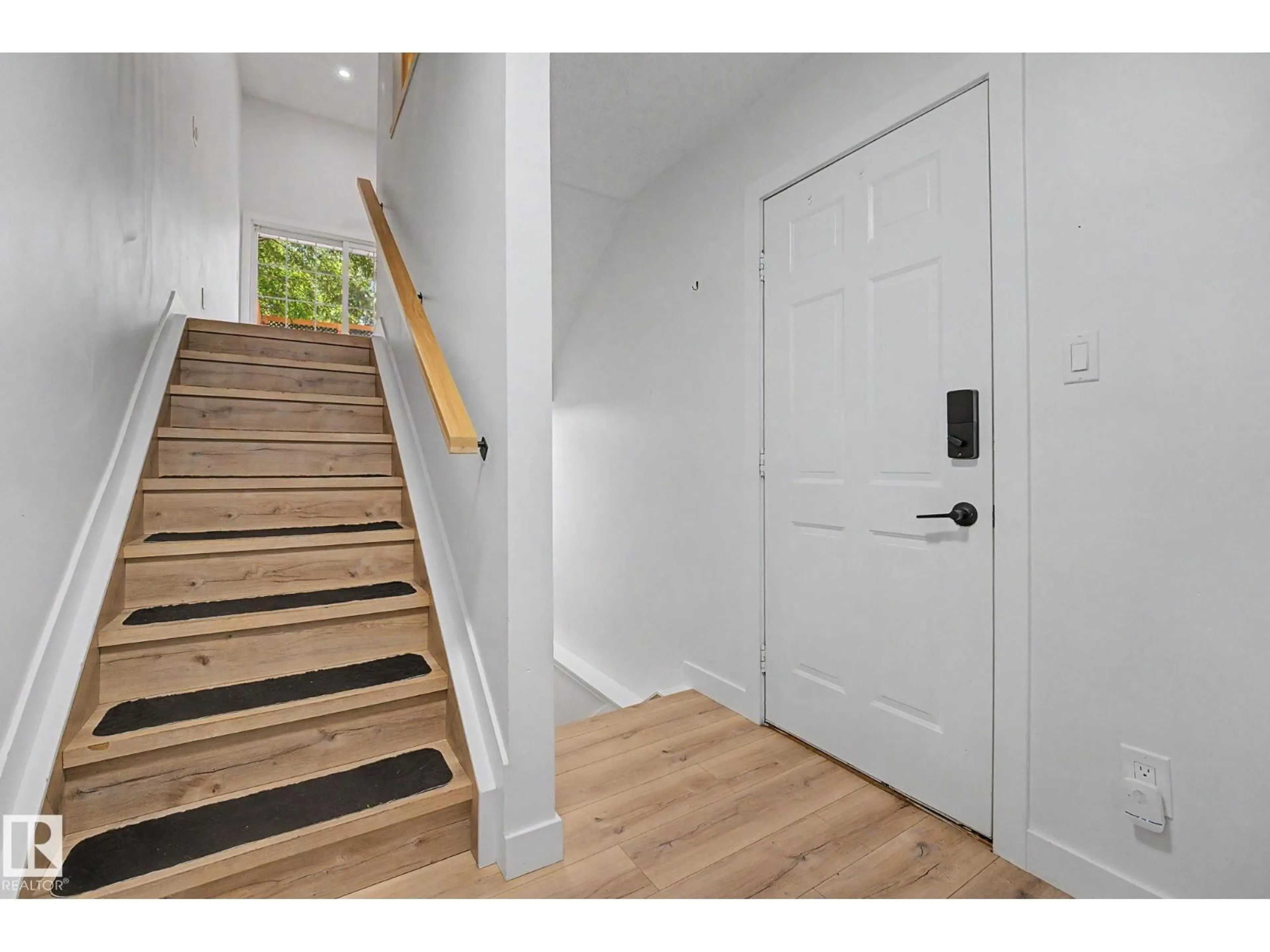 Indoor entryway for 17084 67 AV, Edmonton Alberta T5T1Y8