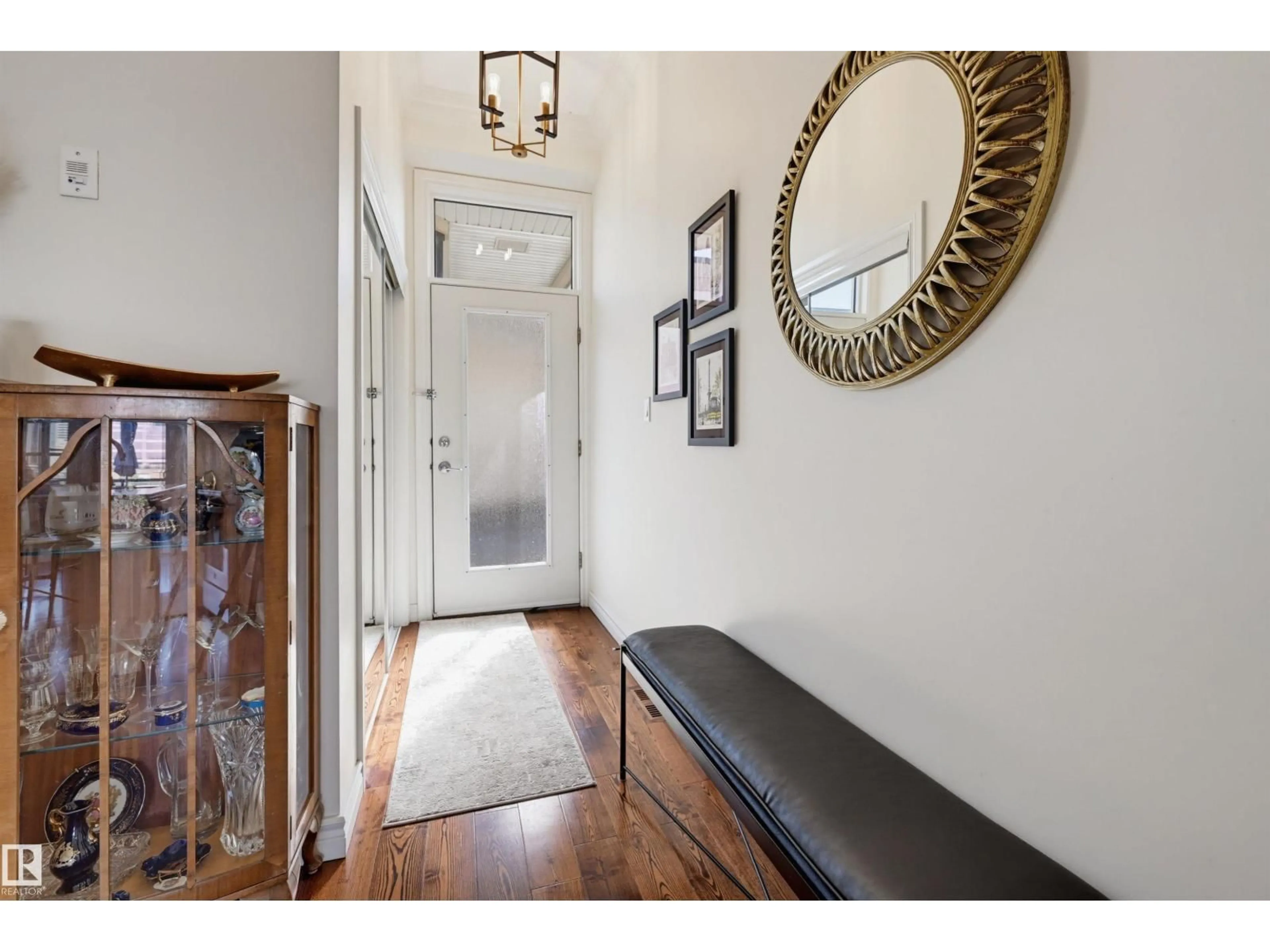Indoor entryway for 511 9503 101 AV NW, Edmonton Alberta T5H4R1