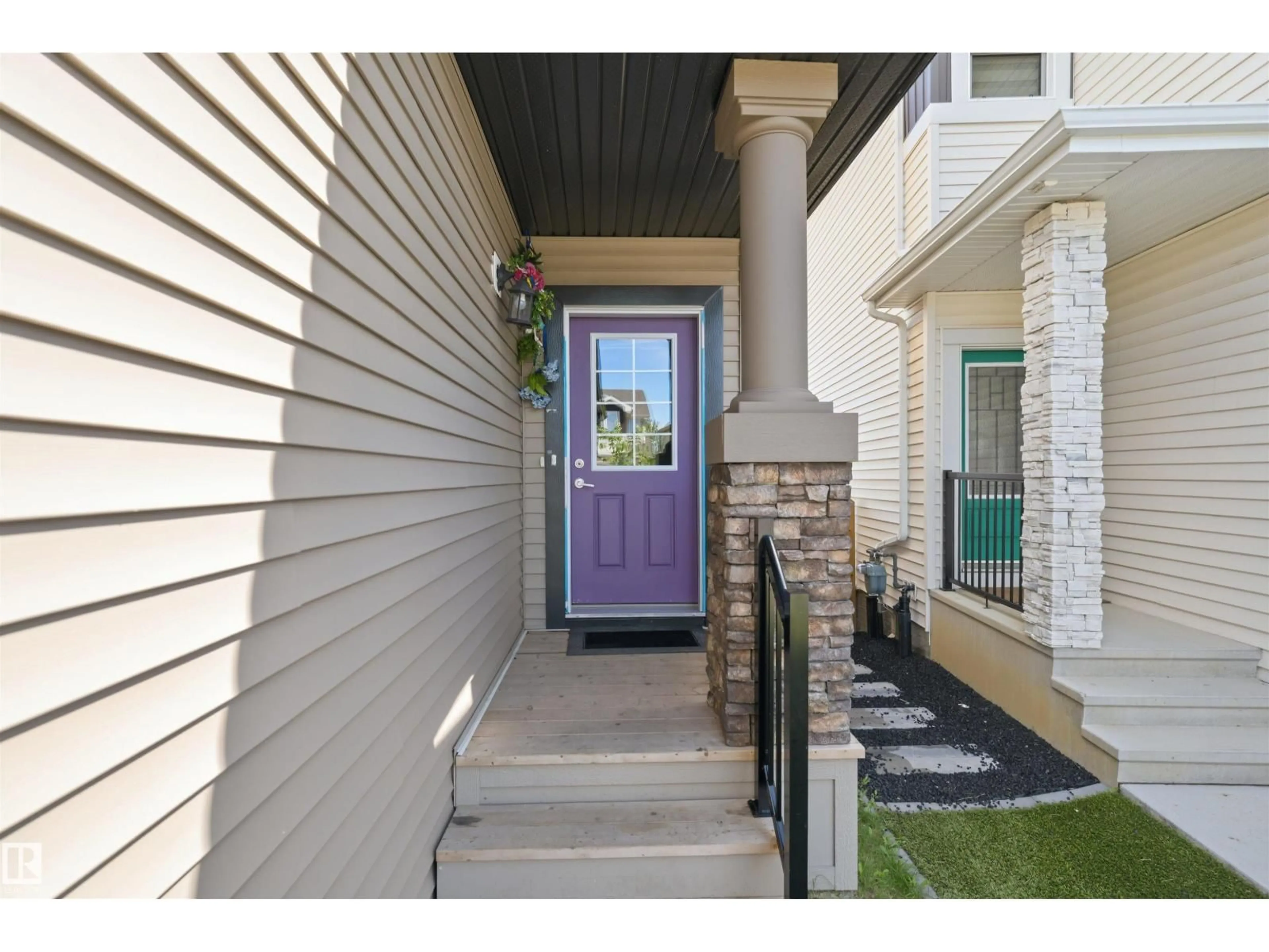 Indoor entryway for 1055 CHRISTIE VISTA SW, Edmonton Alberta T6W4W8