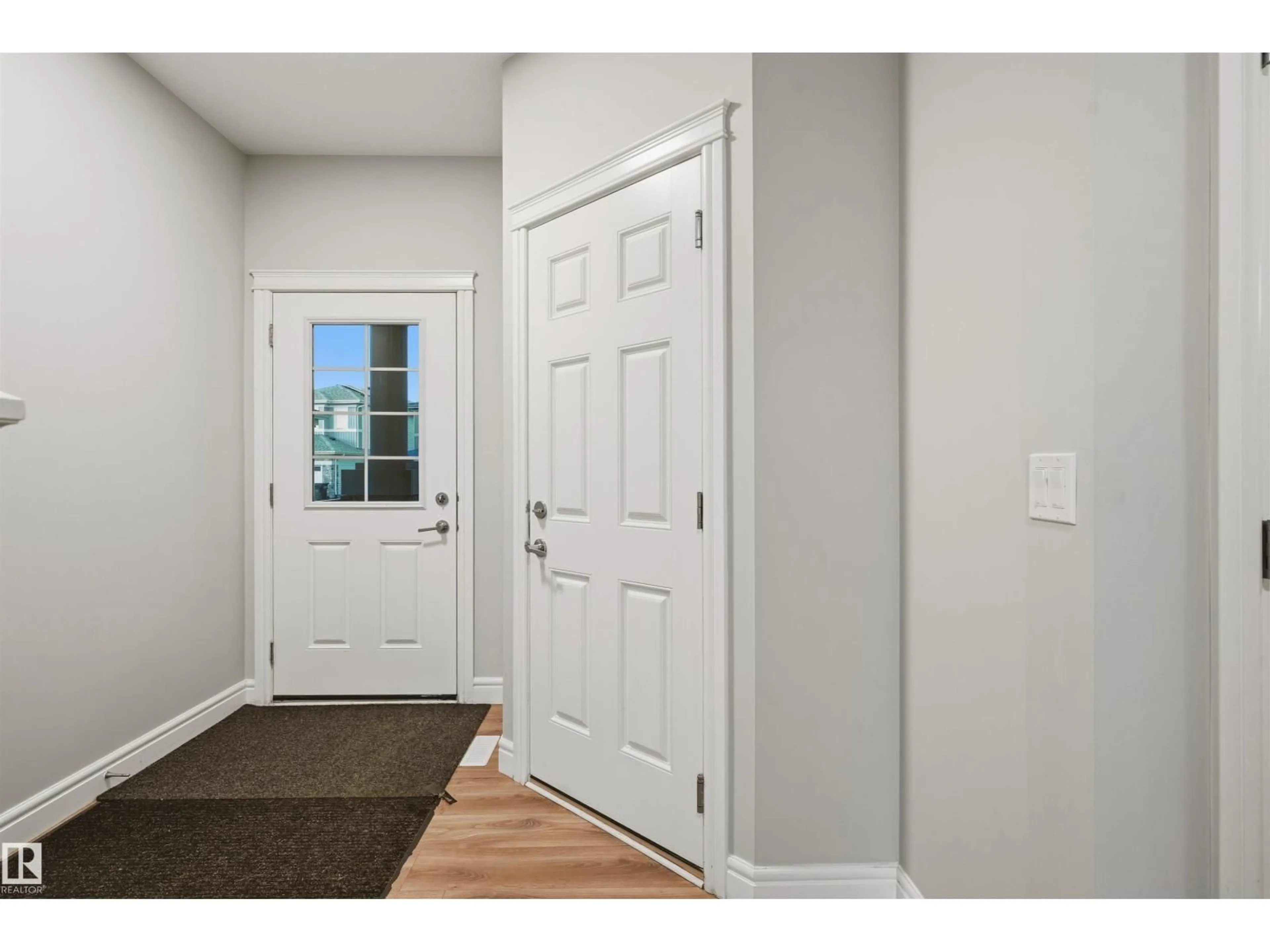 Indoor entryway for 1055 CHRISTIE VISTA SW, Edmonton Alberta T6W4W8