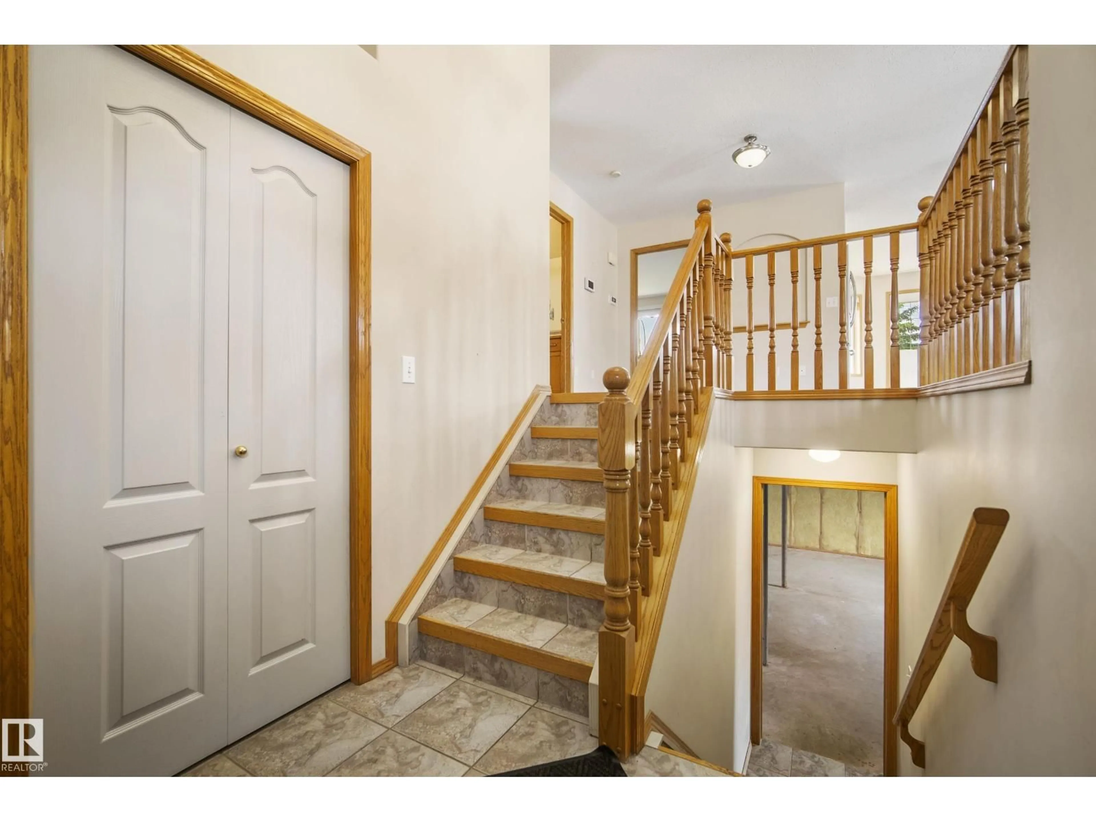 Indoor foyer for 11 HAGEN CO, Spruce Grove Alberta T7X2W1