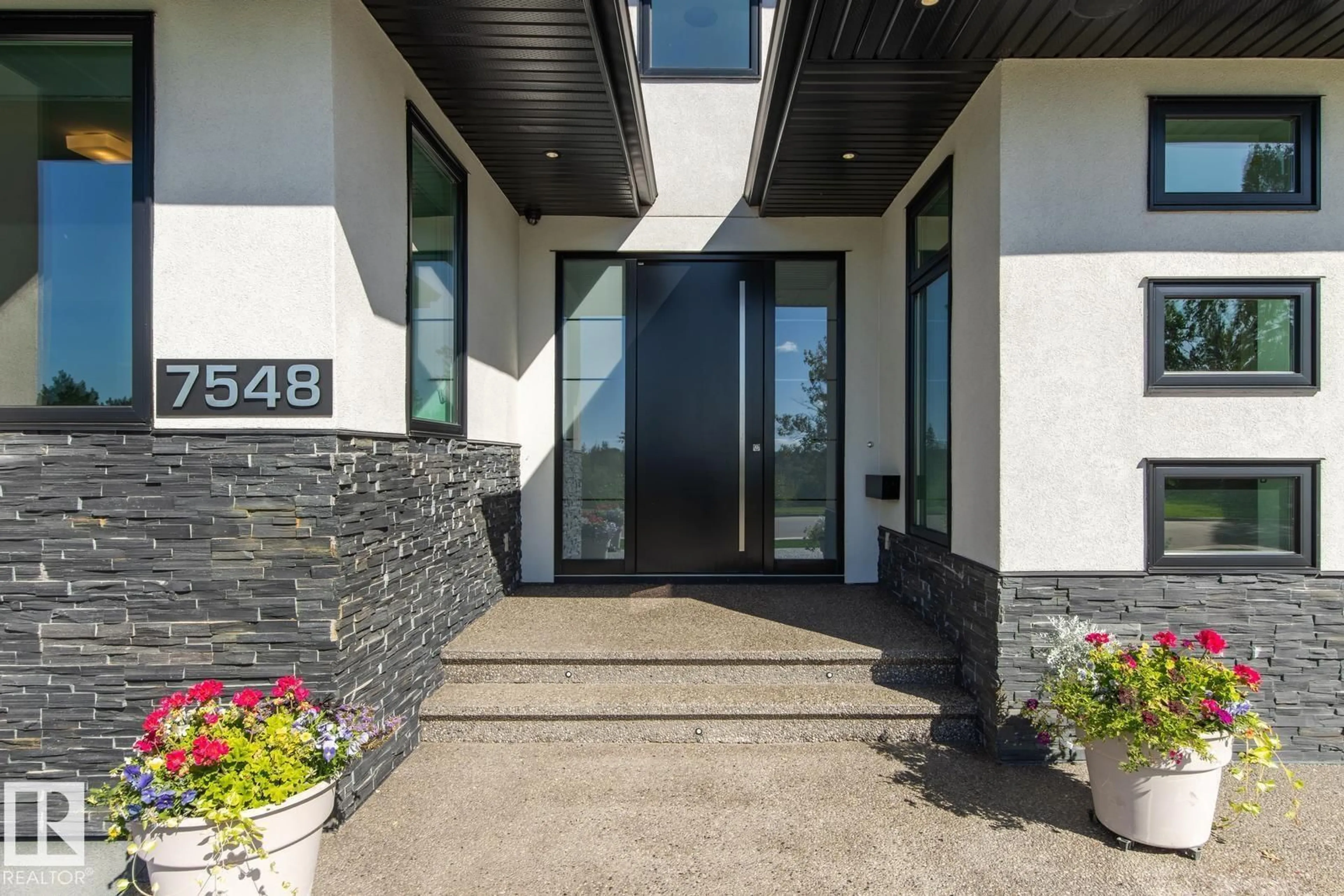 Indoor entryway for 7548 110 AV, Edmonton Alberta T5B0A4