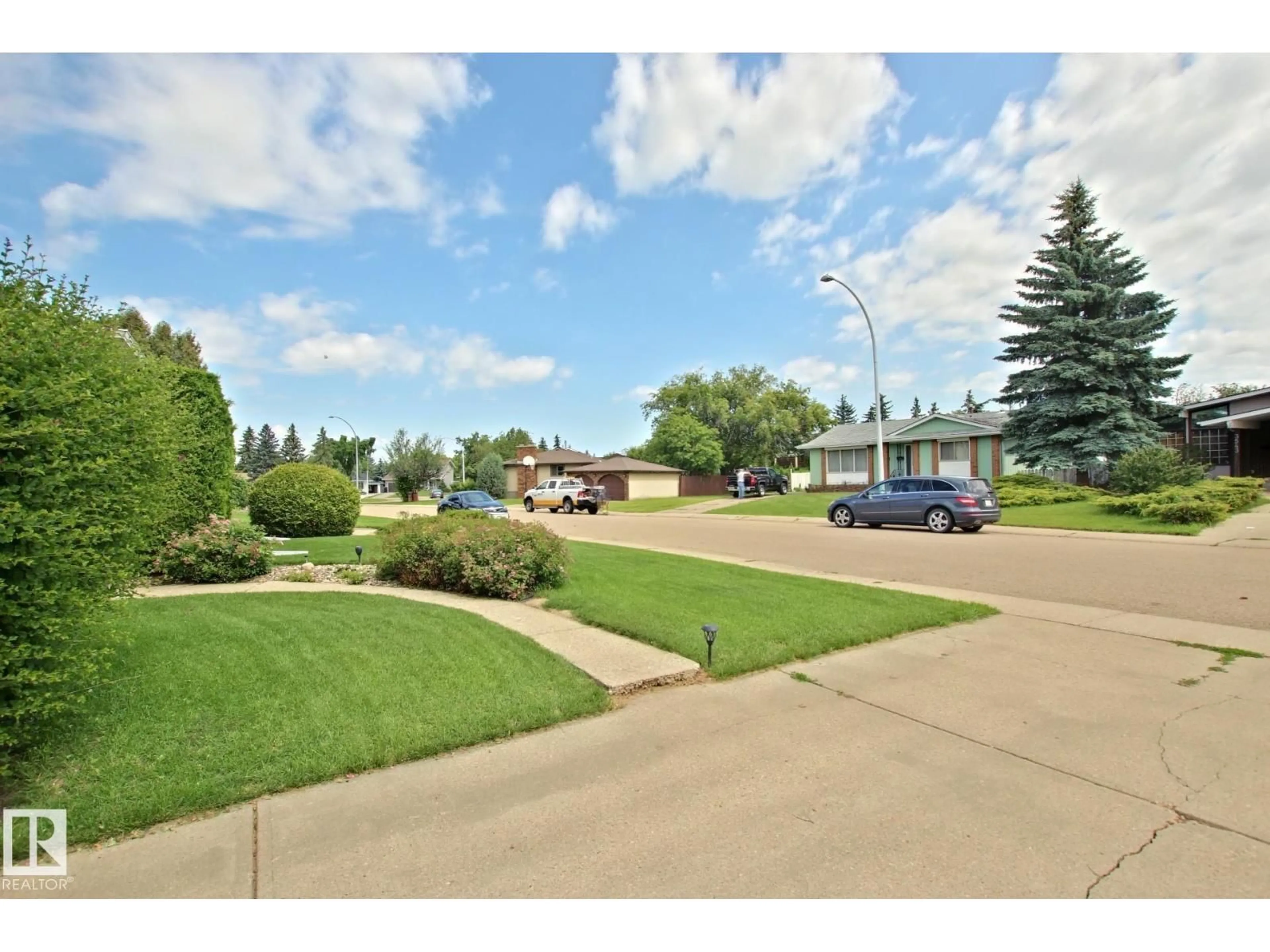 A pic from outside/outdoor area/front of a property/back of a property/a pic from drone, unknown for 3536 104 ST, Edmonton Alberta T6J2J7