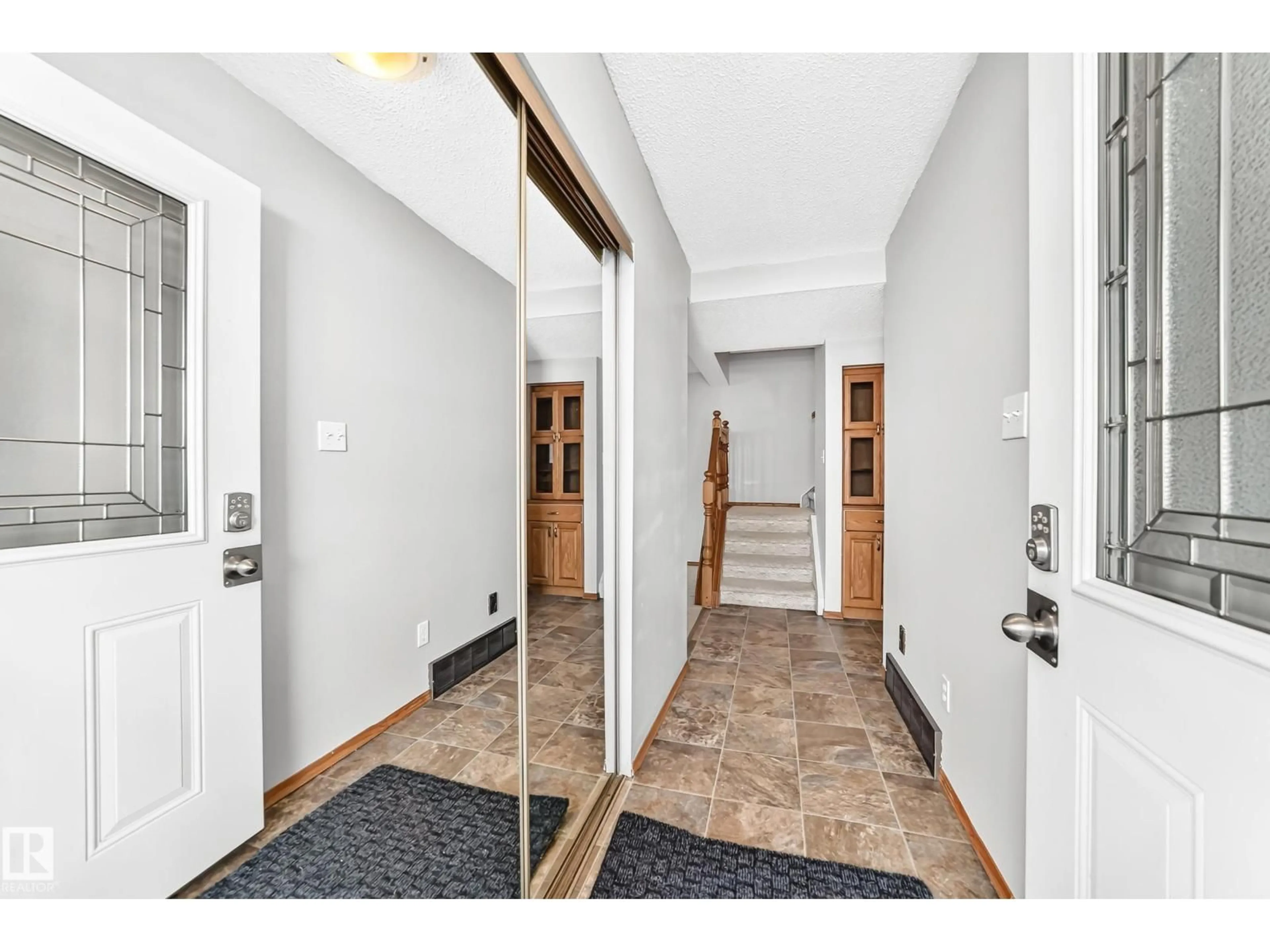 Indoor entryway for 22 WOODVALE VG, Edmonton Alberta T6L1W4