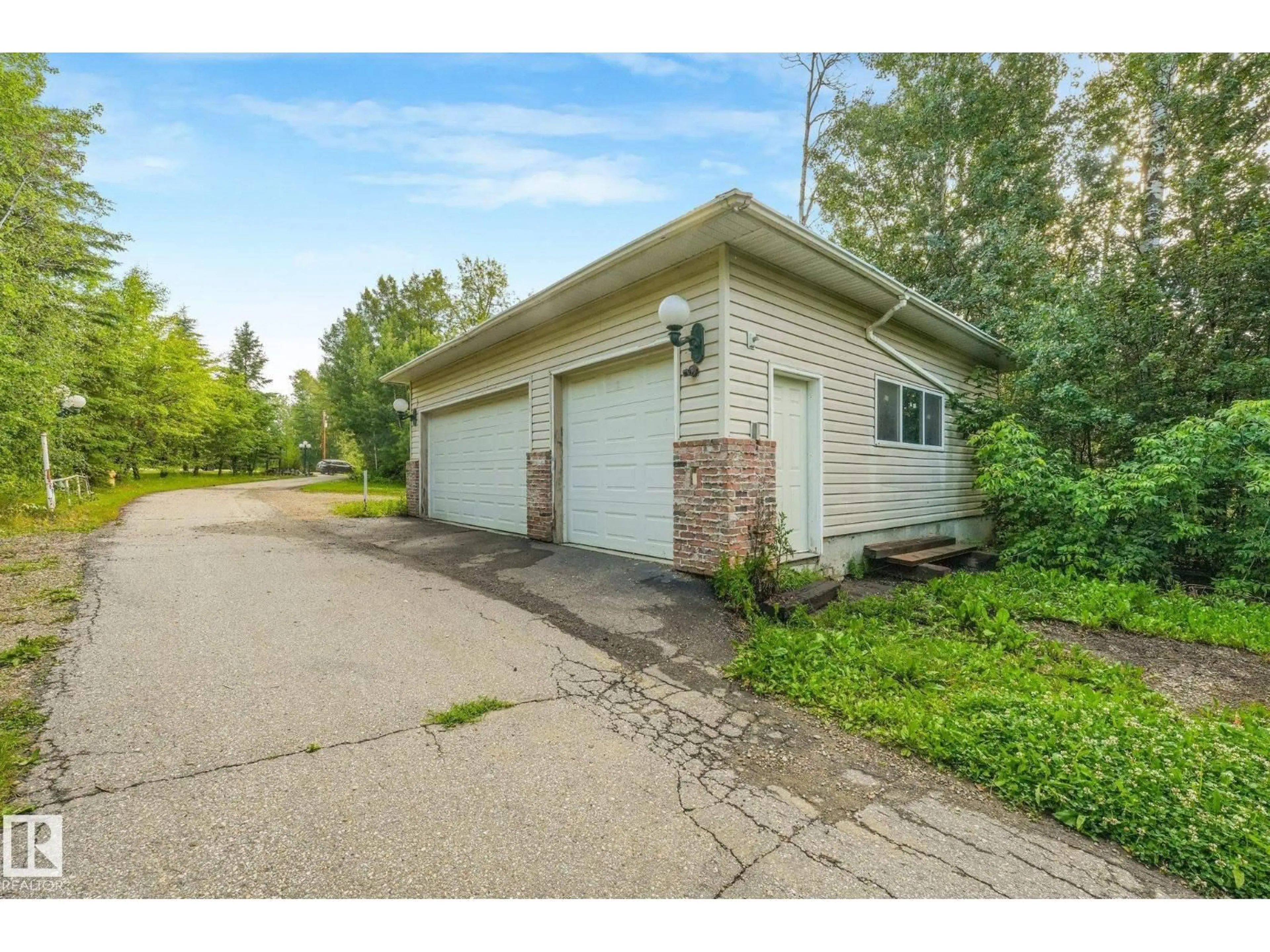 Indoor garage for 2022 PARKLAND DR, Rural Parkland County Alberta T7Y2S1