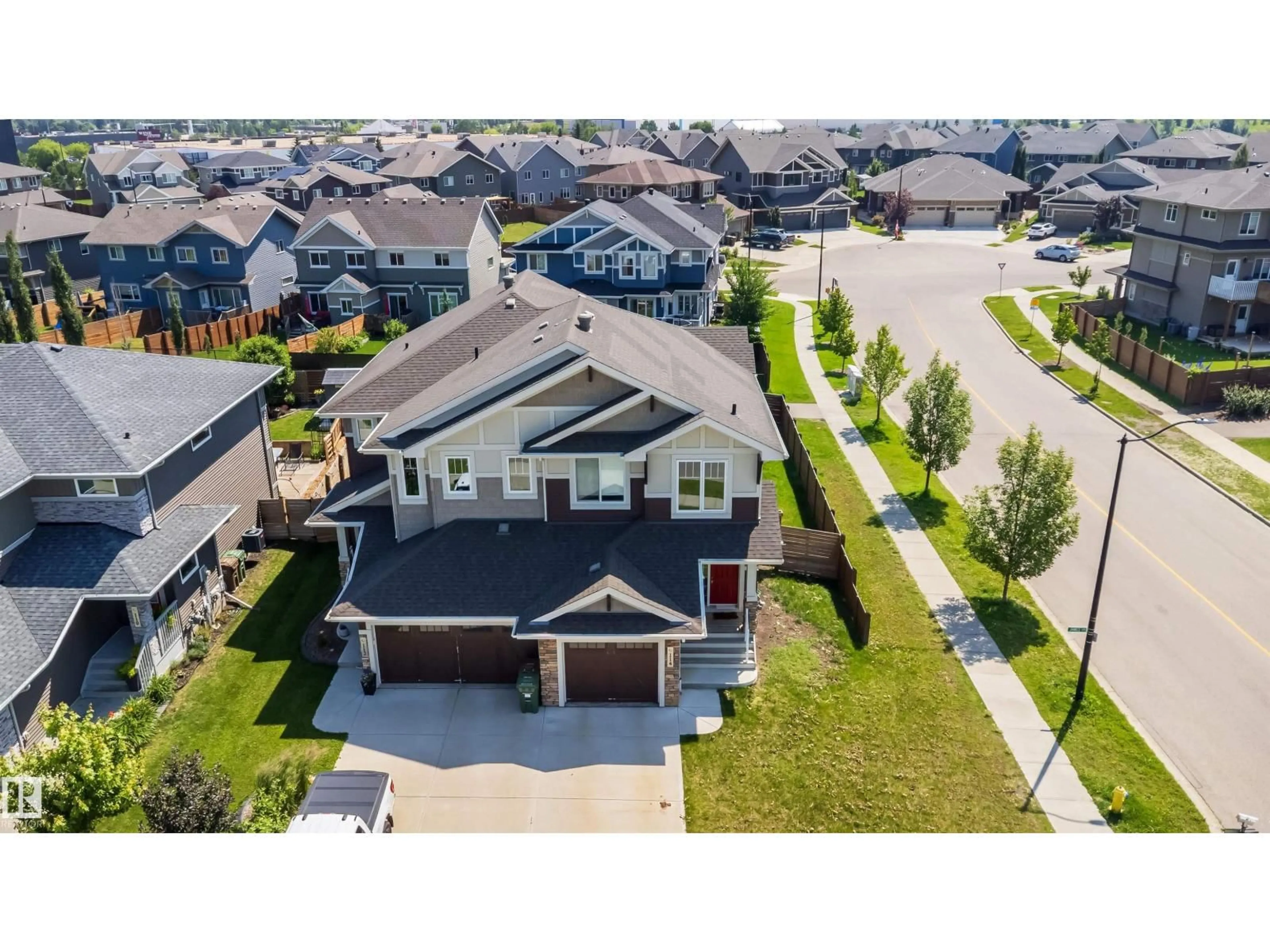 A pic from outside/outdoor area/front of a property/back of a property/a pic from drone, street for 114 JAMES CR, St. Albert Alberta T8N7S6