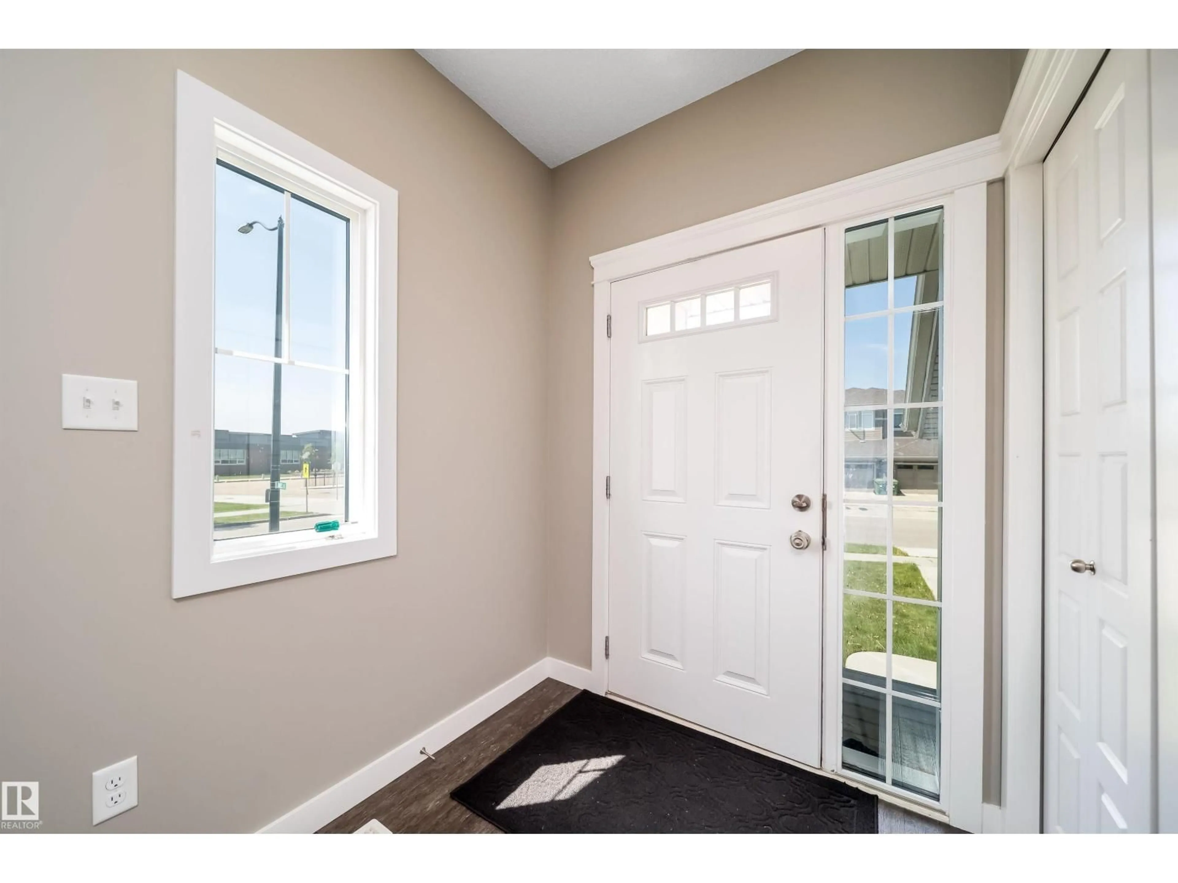 Indoor entryway for 114 JAMES CR, St. Albert Alberta T8N7S6