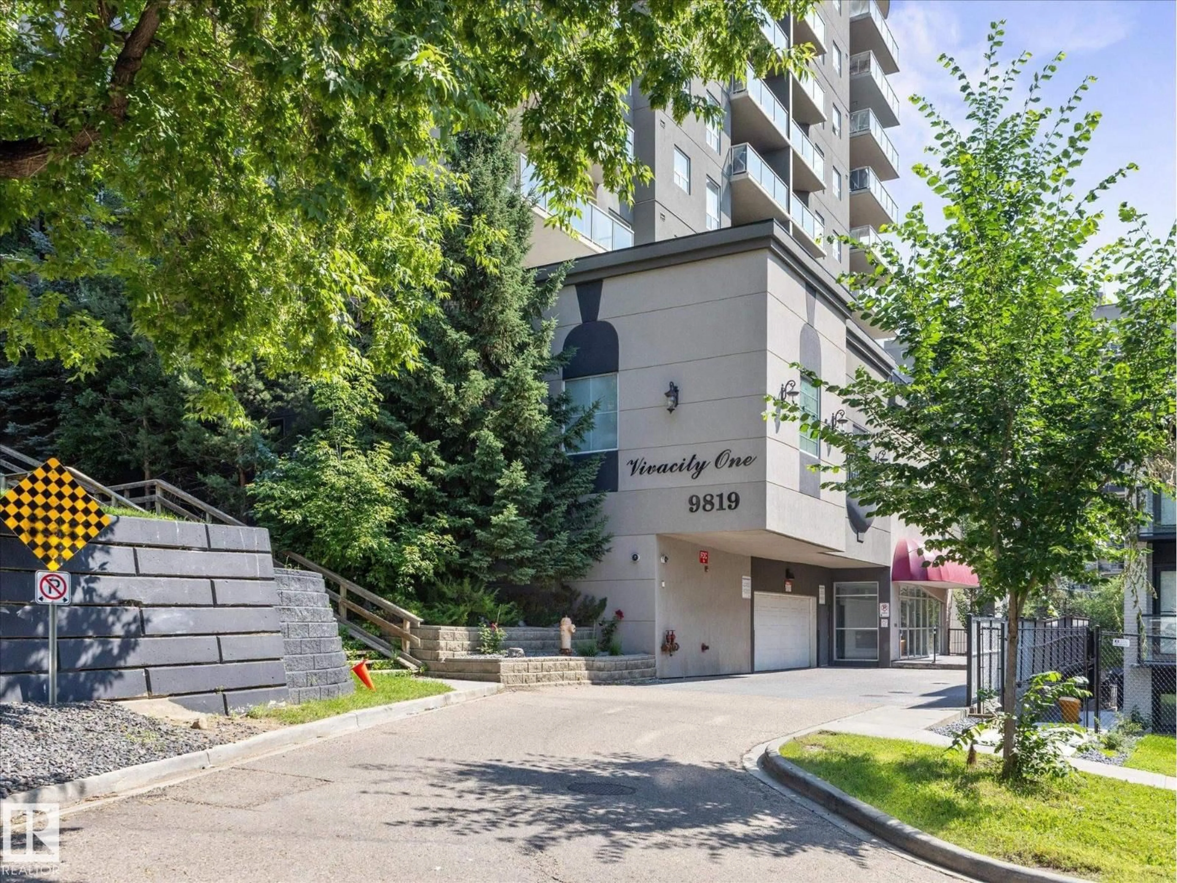 Indoor foyer for 707 - 9819 104 ST, Edmonton Alberta T5K0Y8
