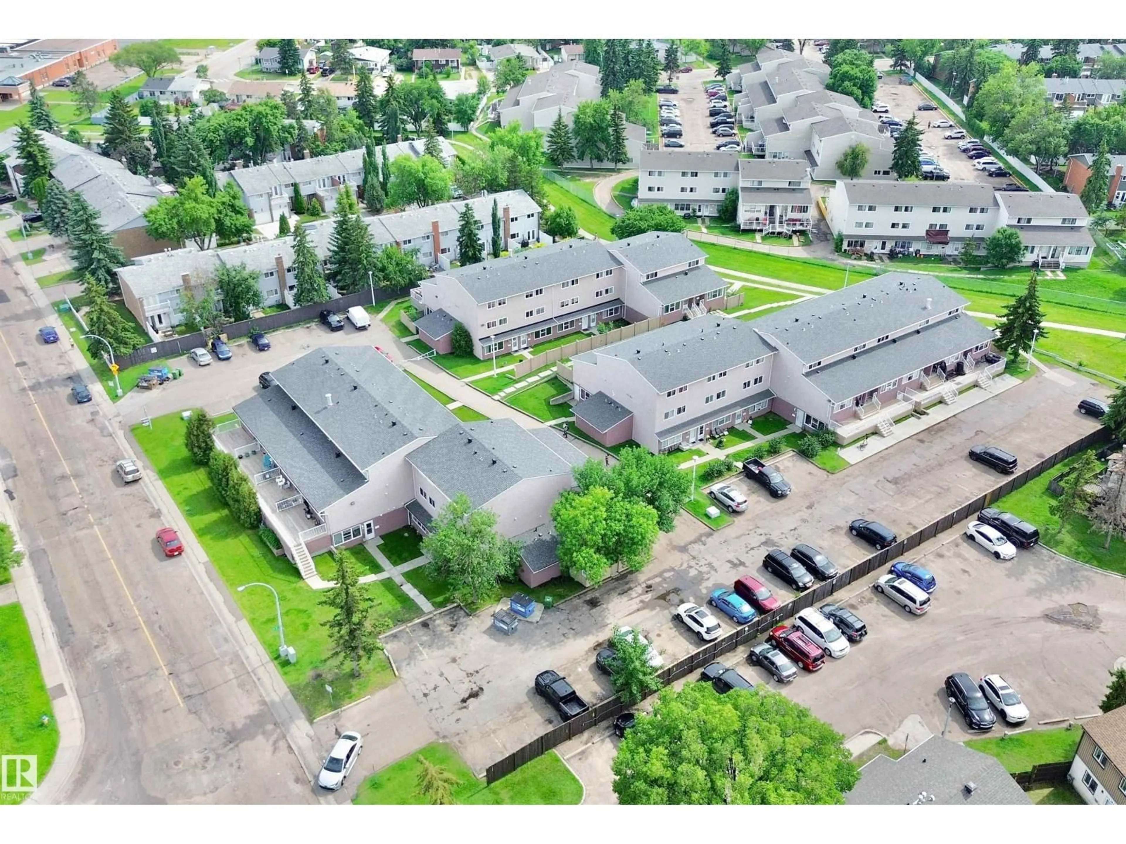A pic from outside/outdoor area/front of a property/back of a property/a pic from drone, building for 29 13580 38 ST NW, Edmonton Alberta T5A2W7