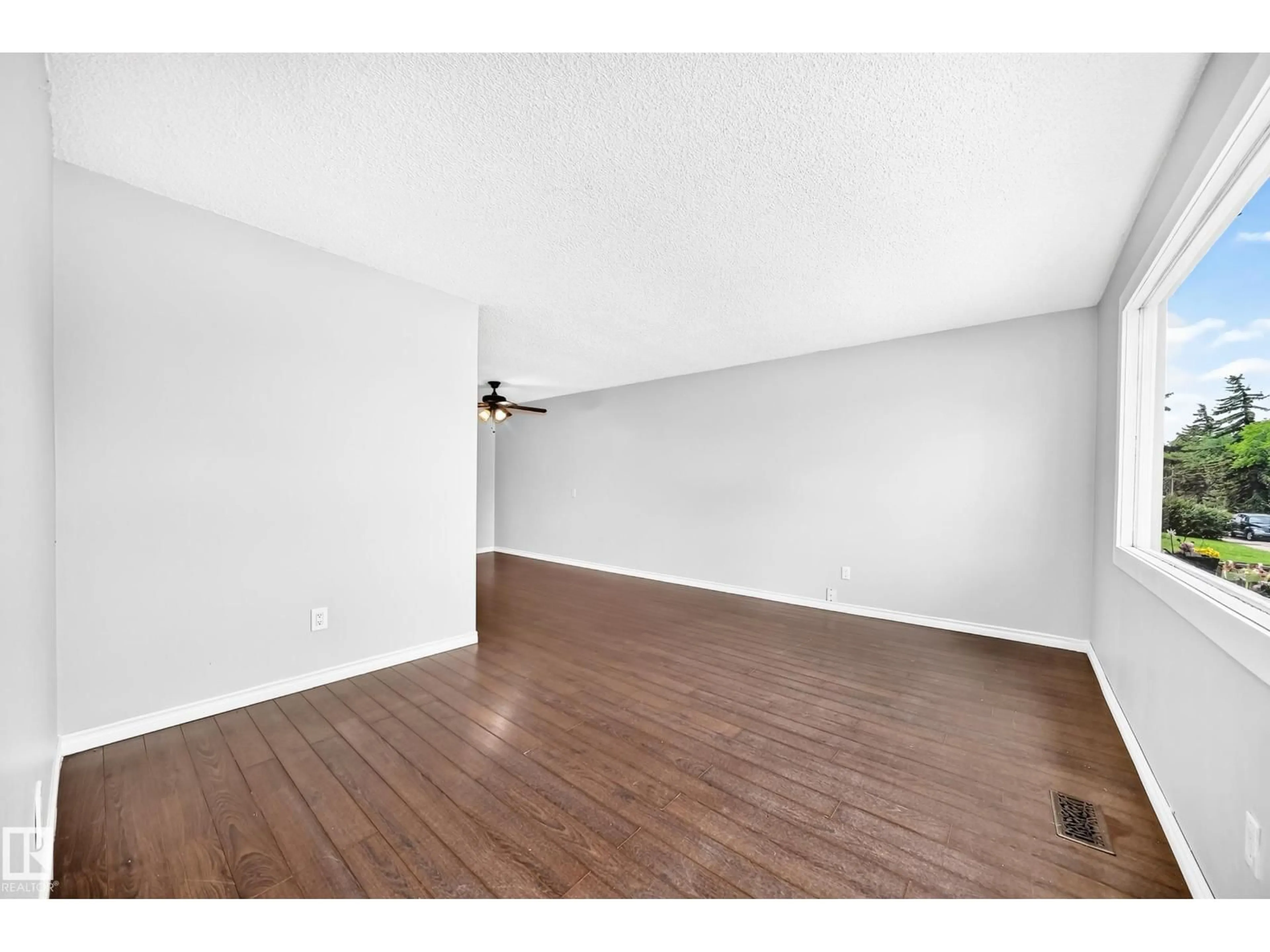 A pic of a room for 11607 137 AV, Edmonton Alberta T5E1Z6