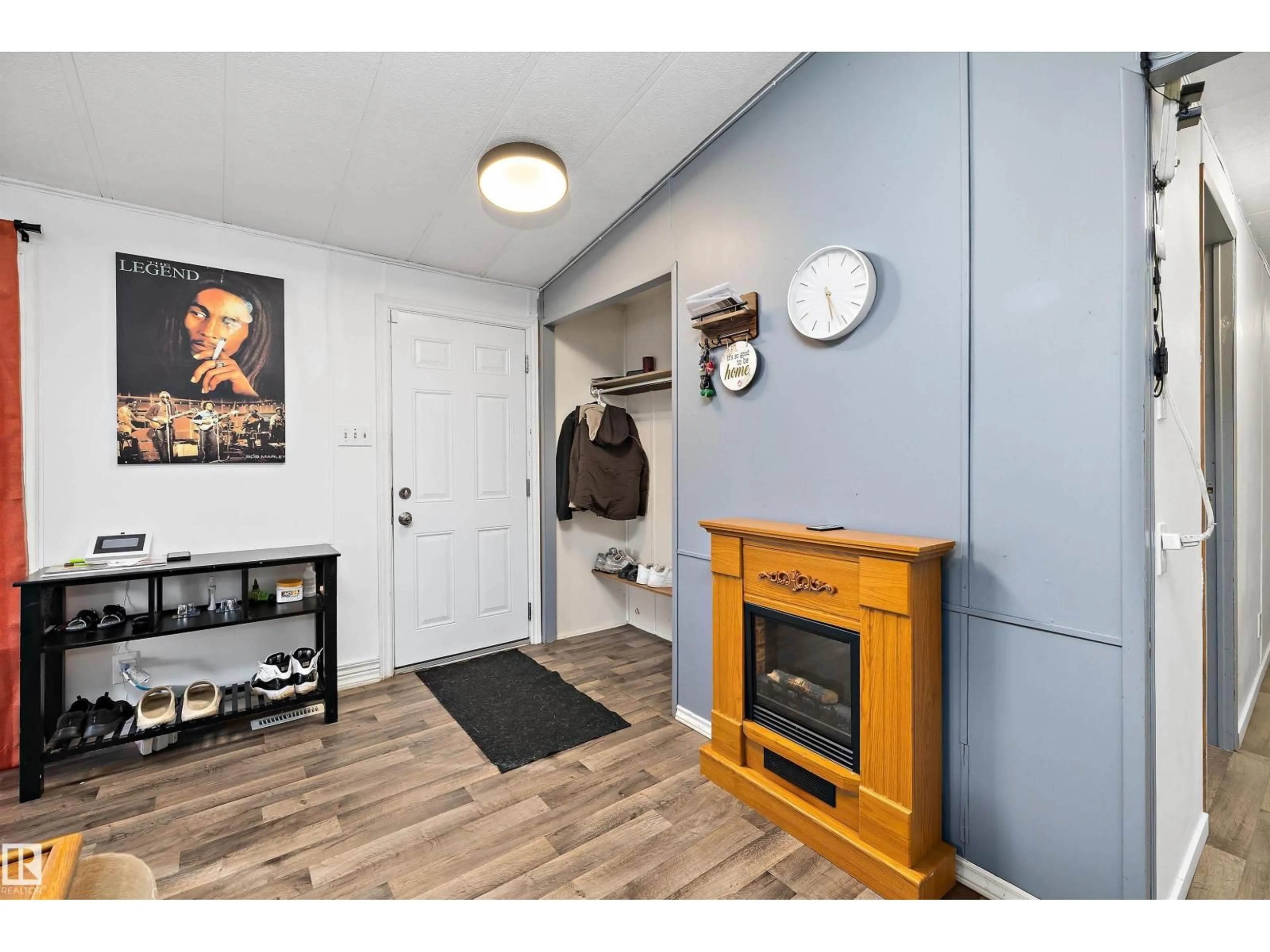 Indoor entryway for 46 MAPLE TC, Edmonton Alberta T6P1H6