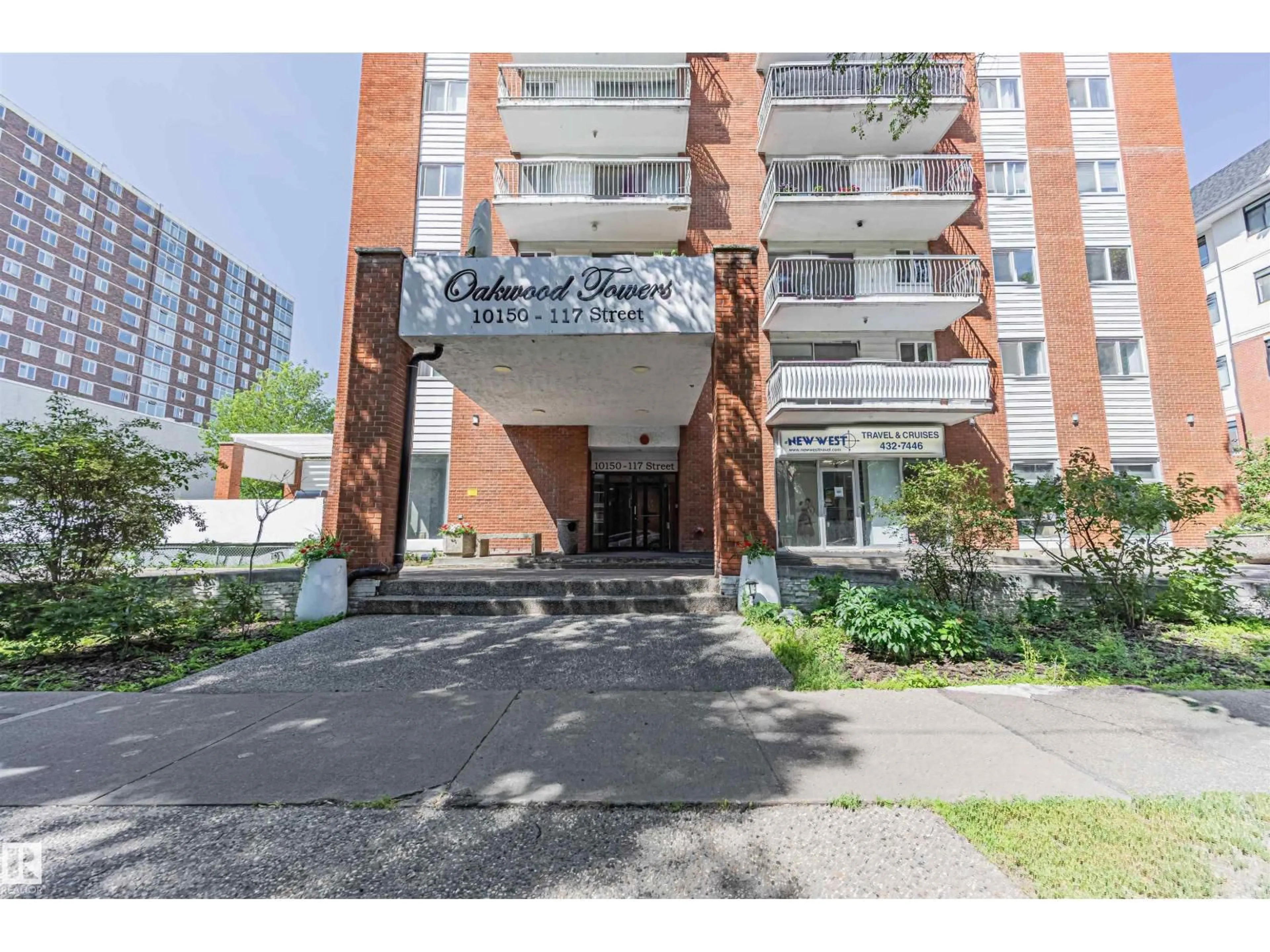 Indoor foyer for 10150 - 1705 117 ST, Edmonton Alberta T5K2J2