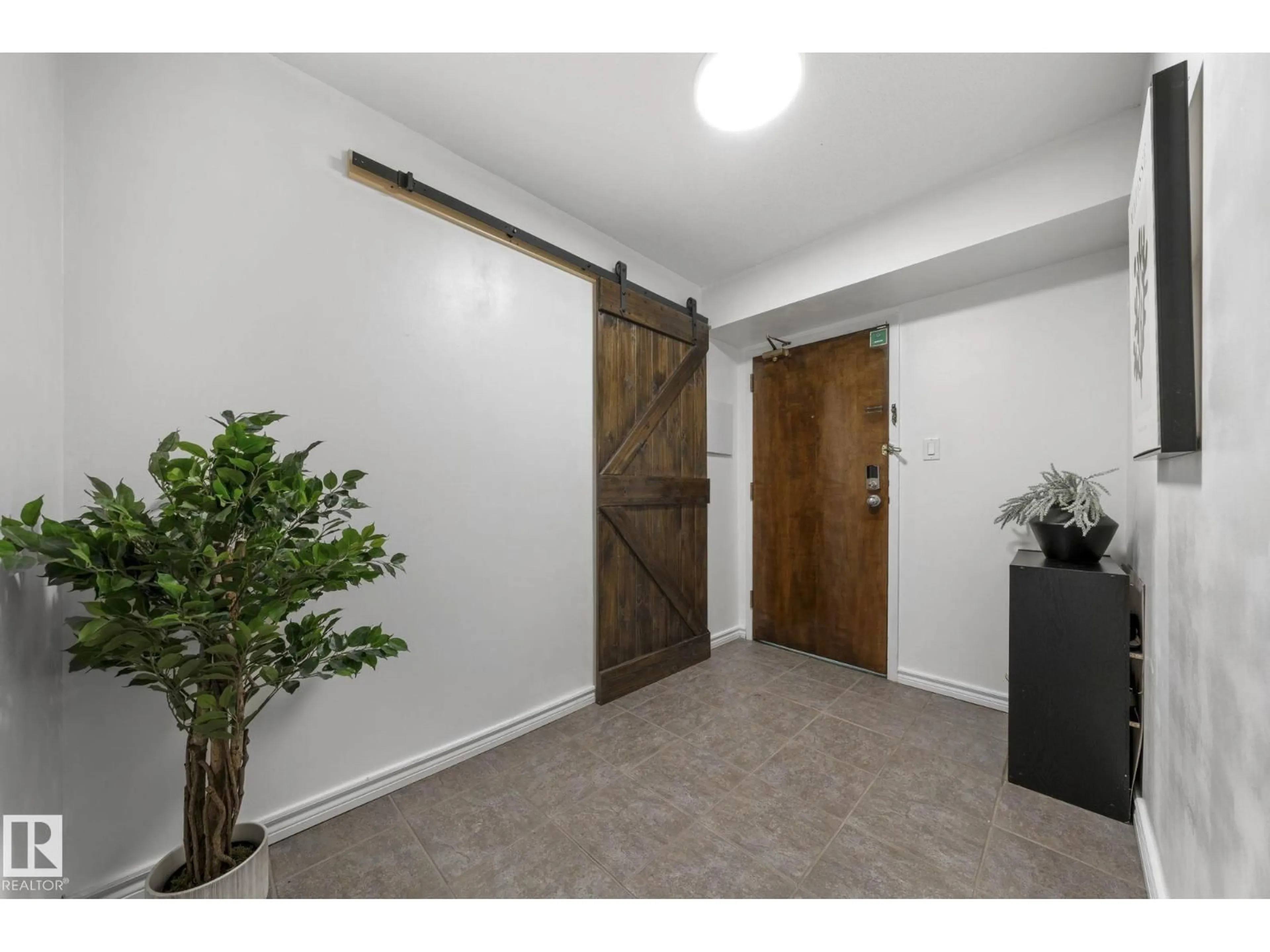 Indoor entryway for 105 - 11011 86 AV, Edmonton Alberta T6G0X1