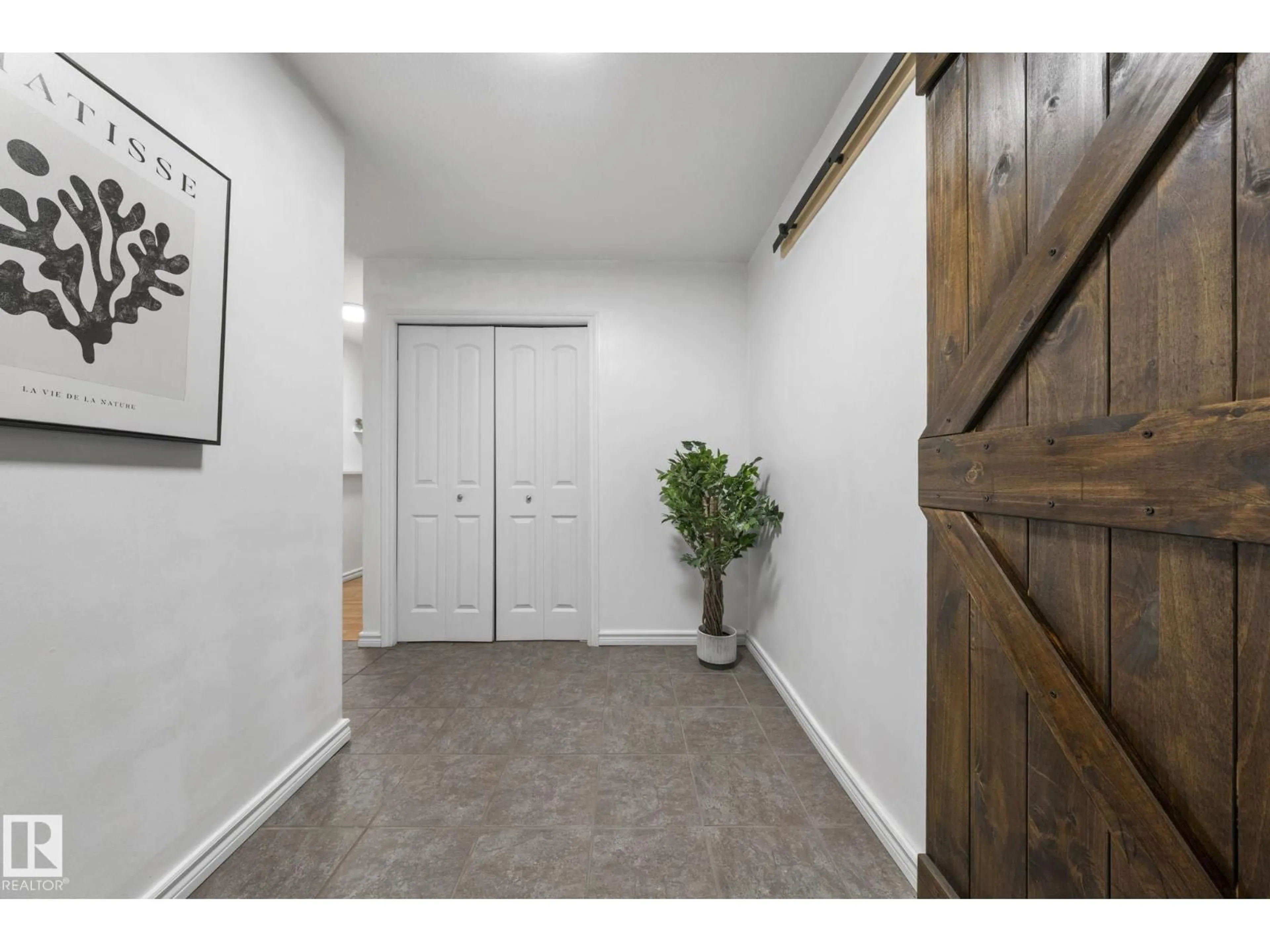 Indoor entryway for 105 - 11011 86 AV, Edmonton Alberta T6G0X1