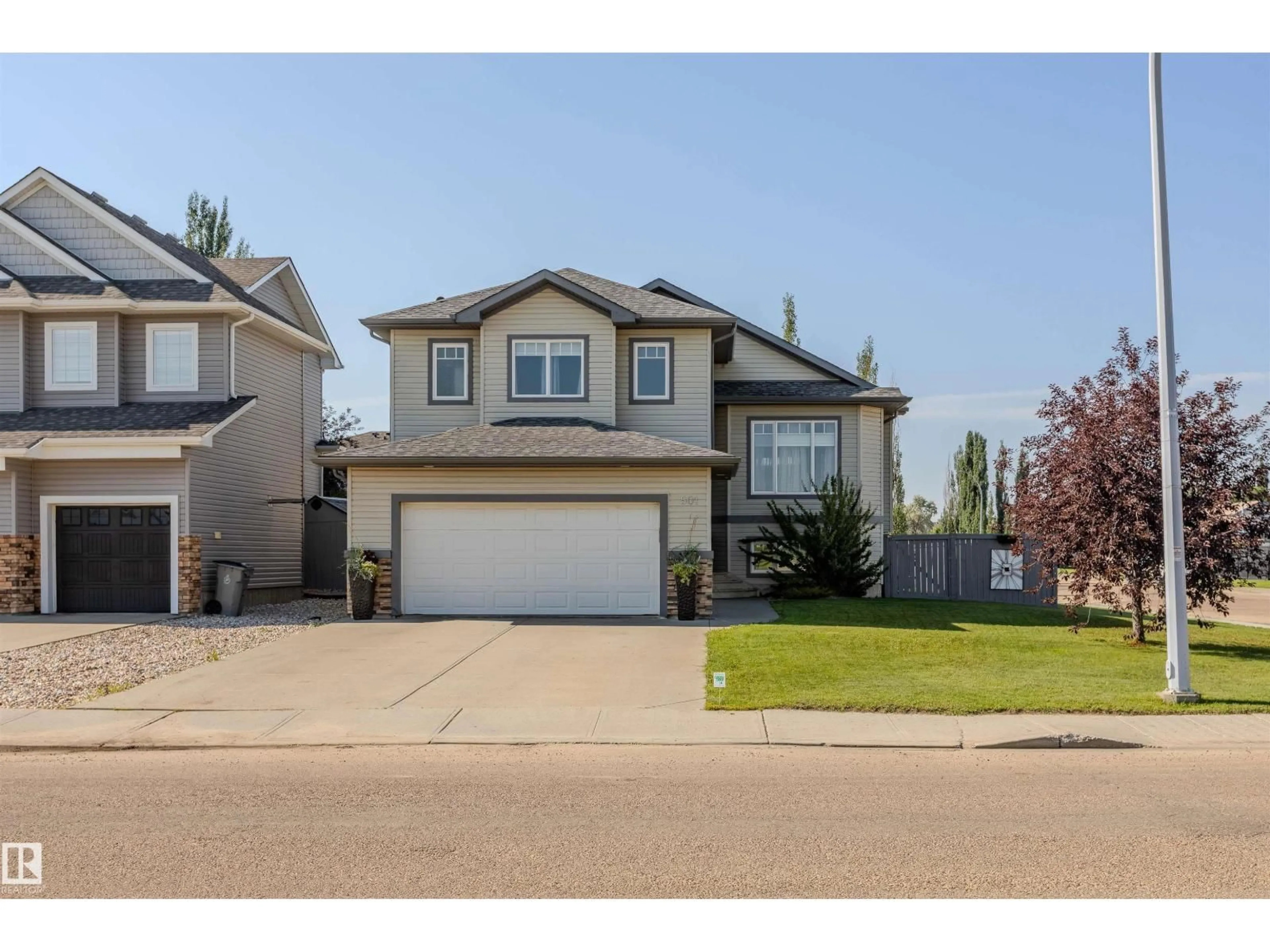 Home with vinyl exterior material, street for 501 GRANDIN DR, Morinville Alberta T8R0E3