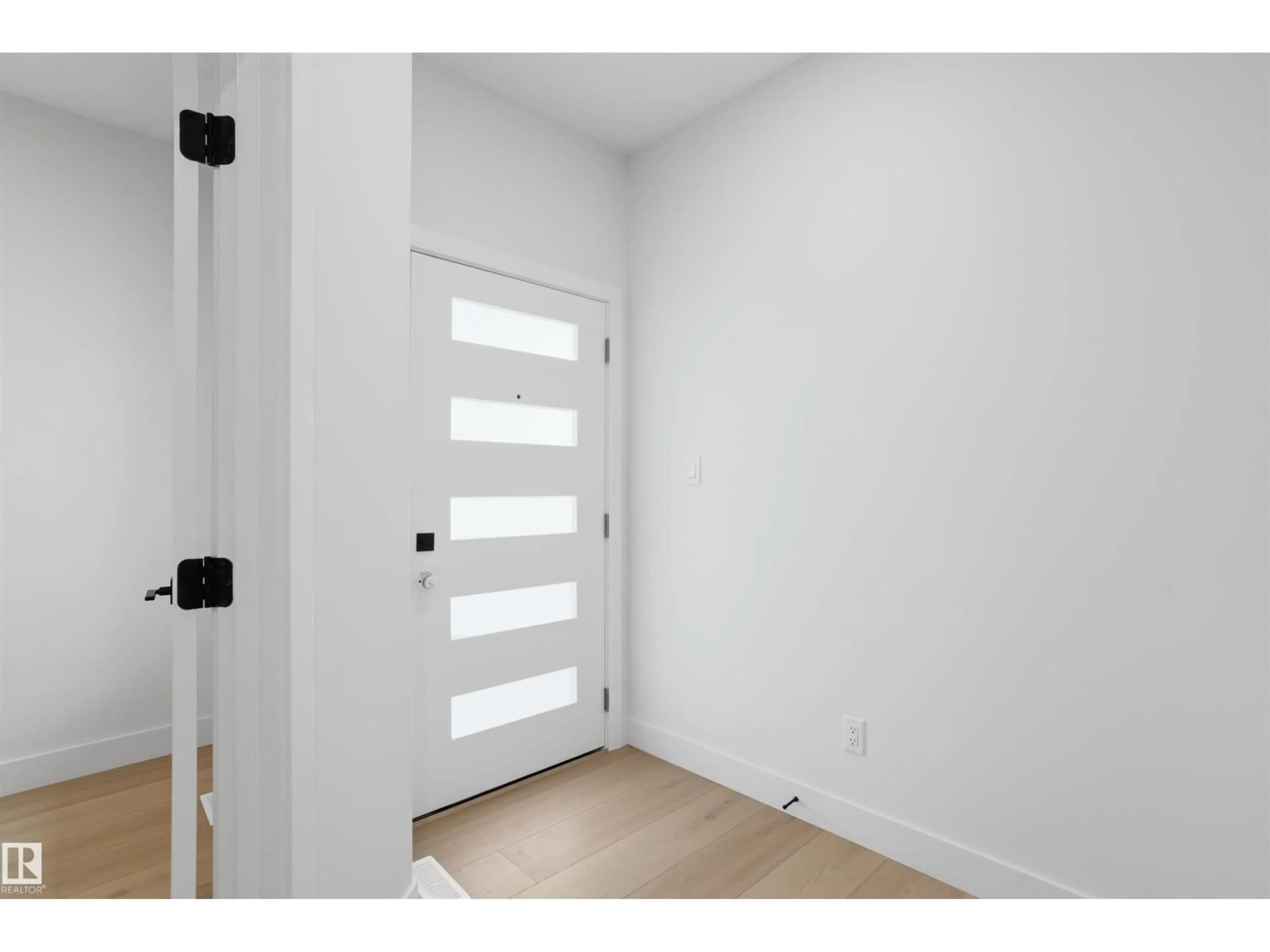 Indoor entryway for 409 MUNN, Leduc Alberta T9E0J9