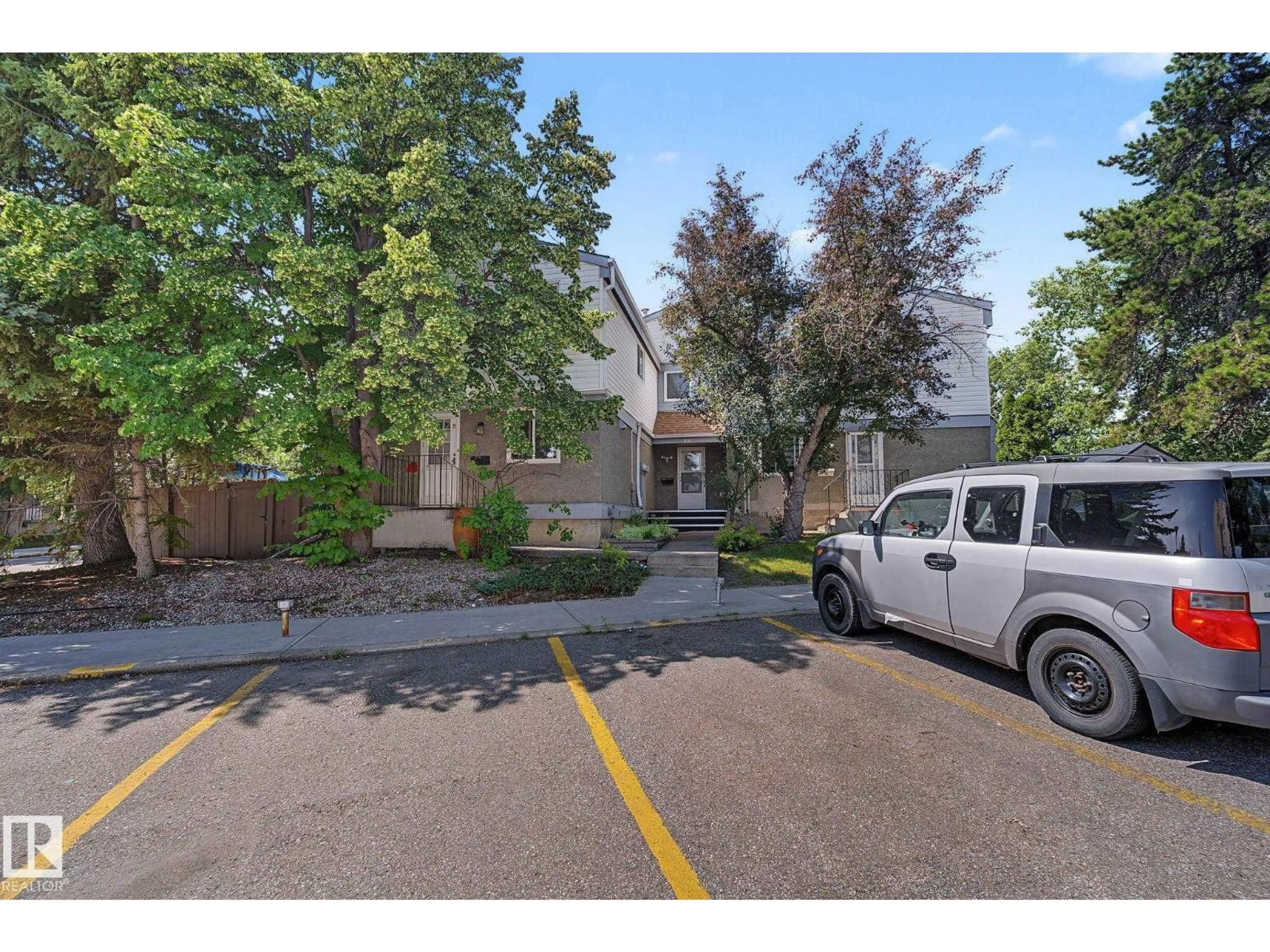 A pic from outside/outdoor area/front of a property/back of a property/a pic from drone, street for 895 ERIN PL, Edmonton Alberta T5T1M6