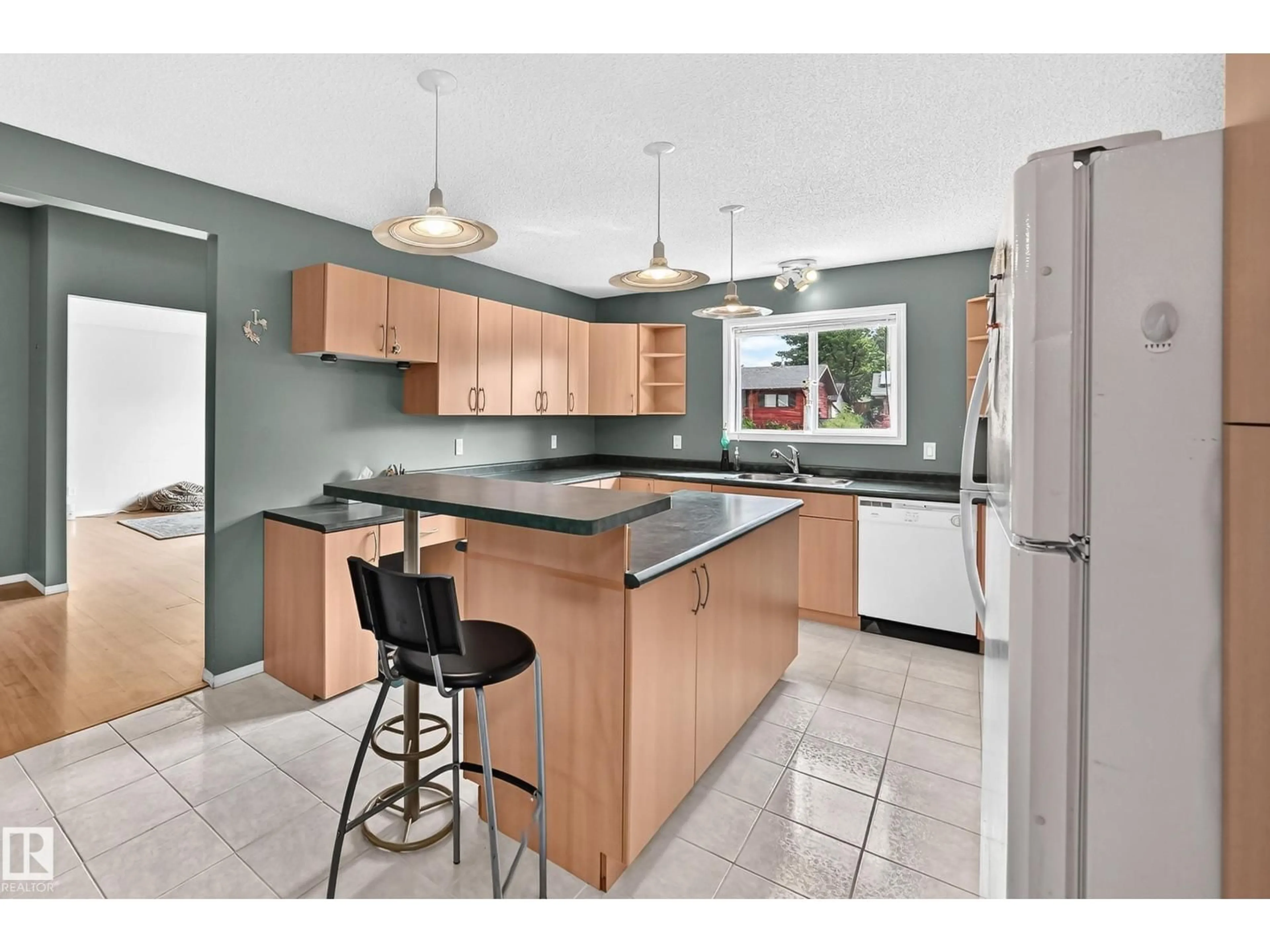 Unknown for NW - 1116 39 ST, Edmonton Alberta T6L2K7