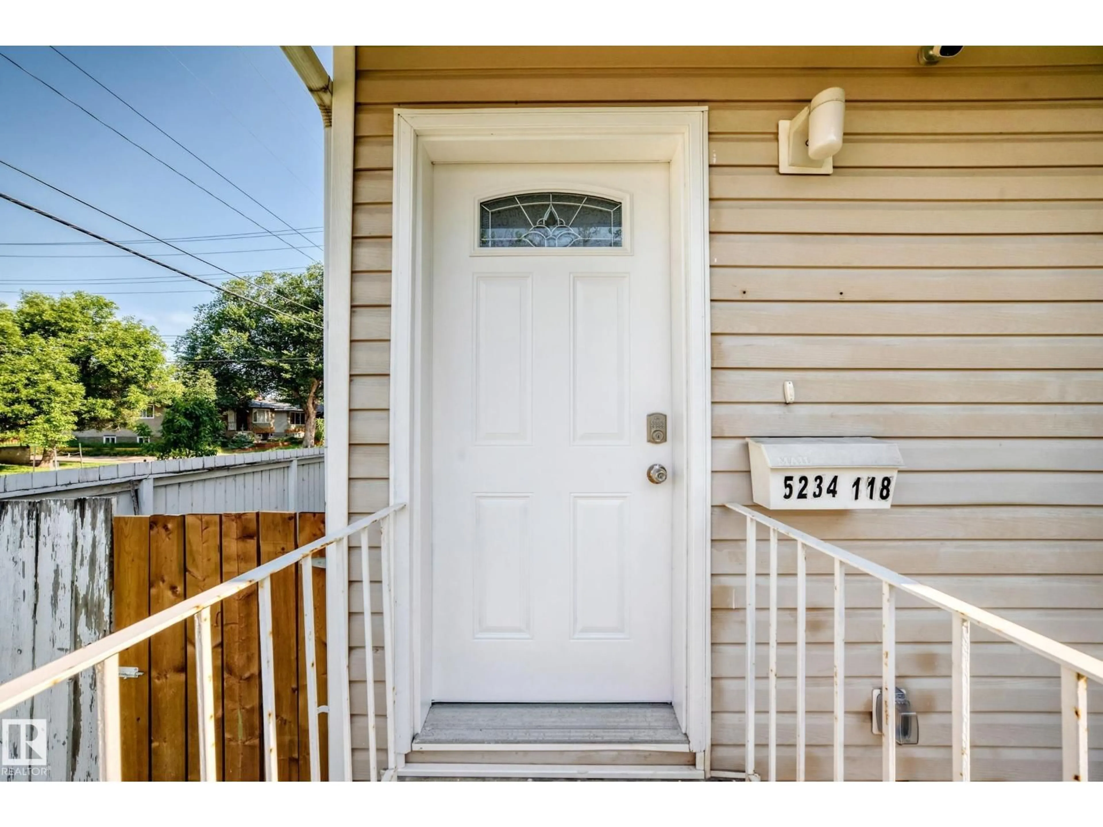 Indoor entryway for 5234 118 AV, Edmonton Alberta T5W1C3