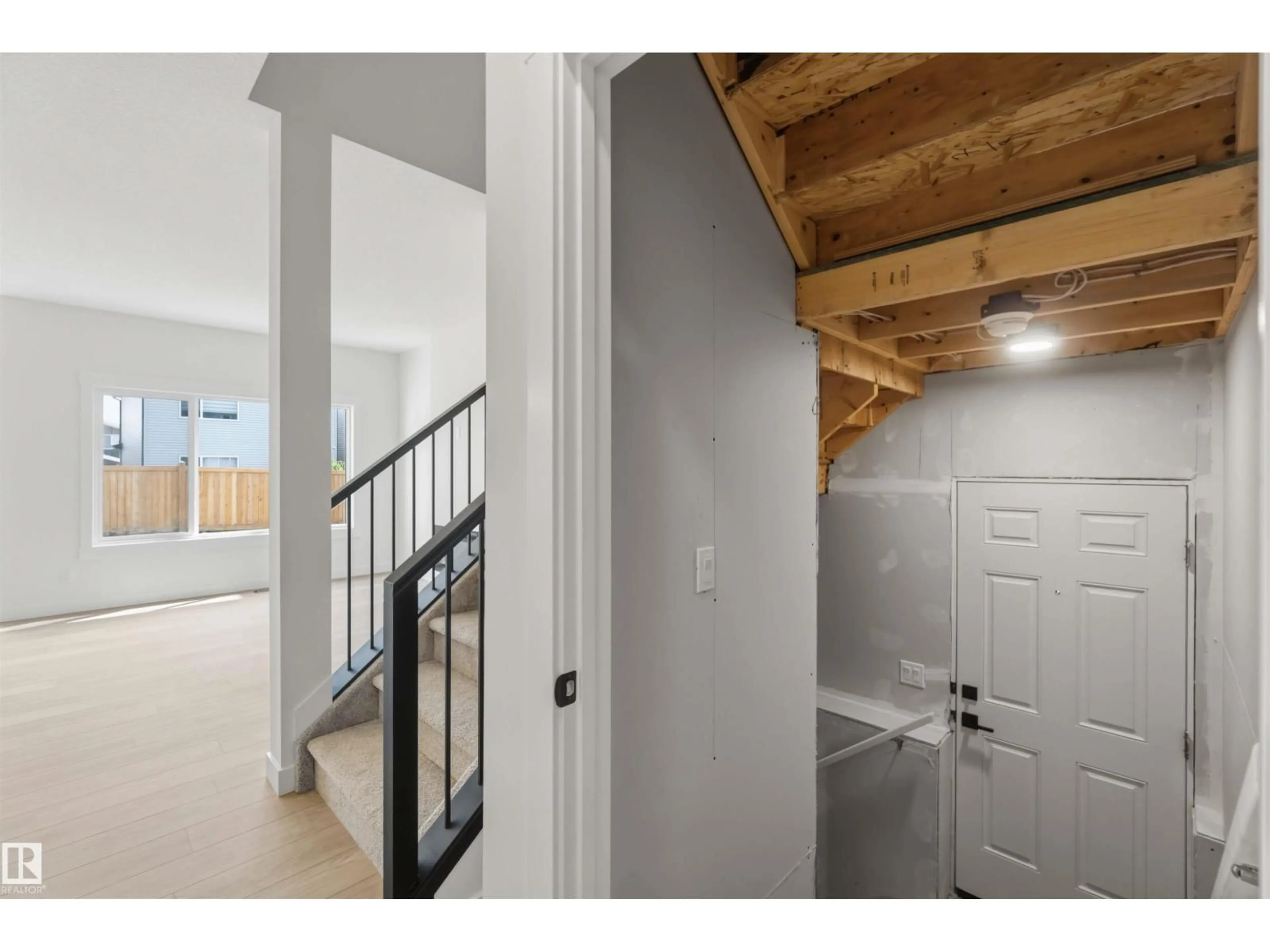 Indoor entryway for 5872 RAVEN CR, Edmonton Alberta T5S0X7