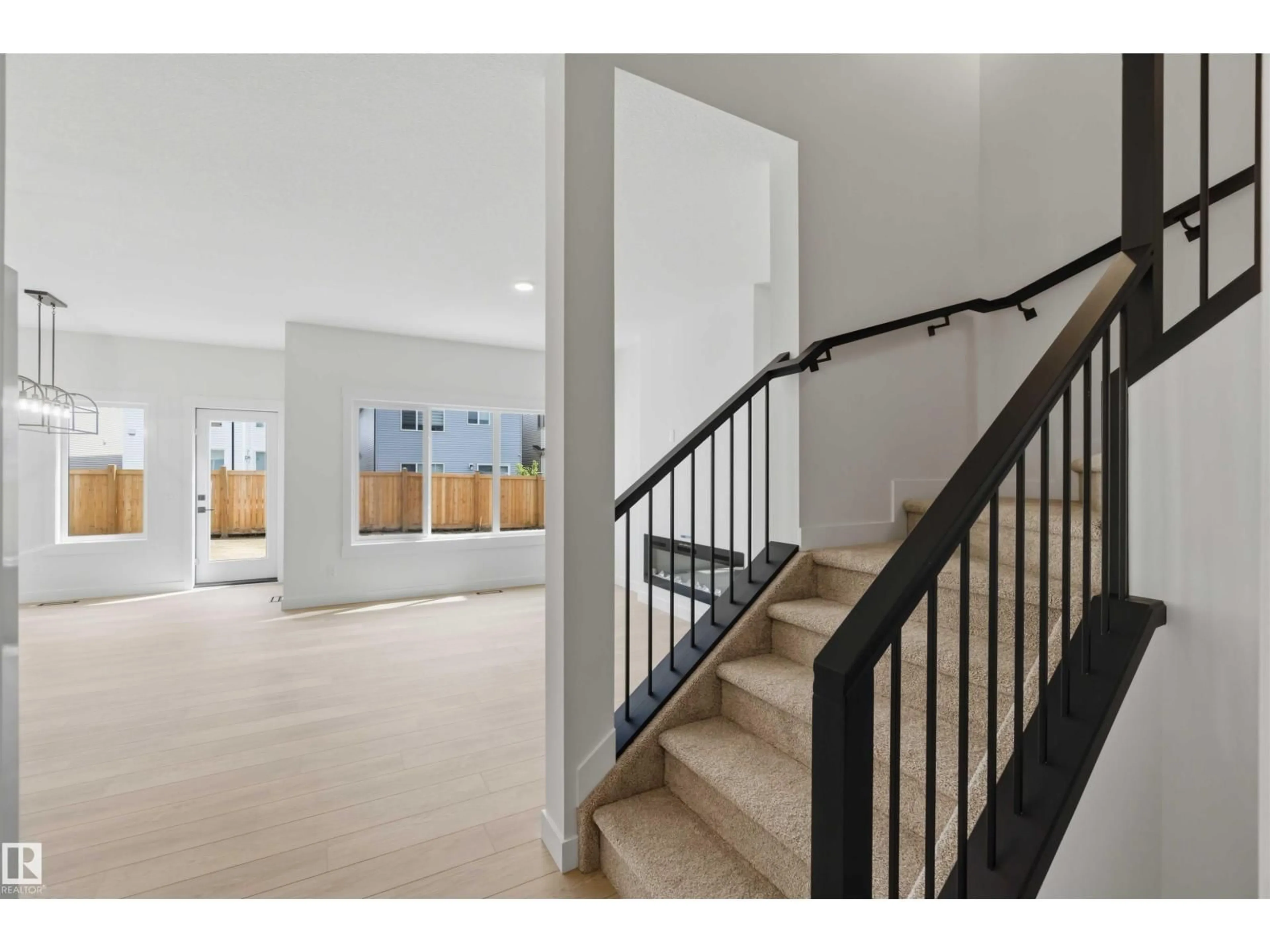 Indoor foyer for 5872 RAVEN CR, Edmonton Alberta T5S0X7
