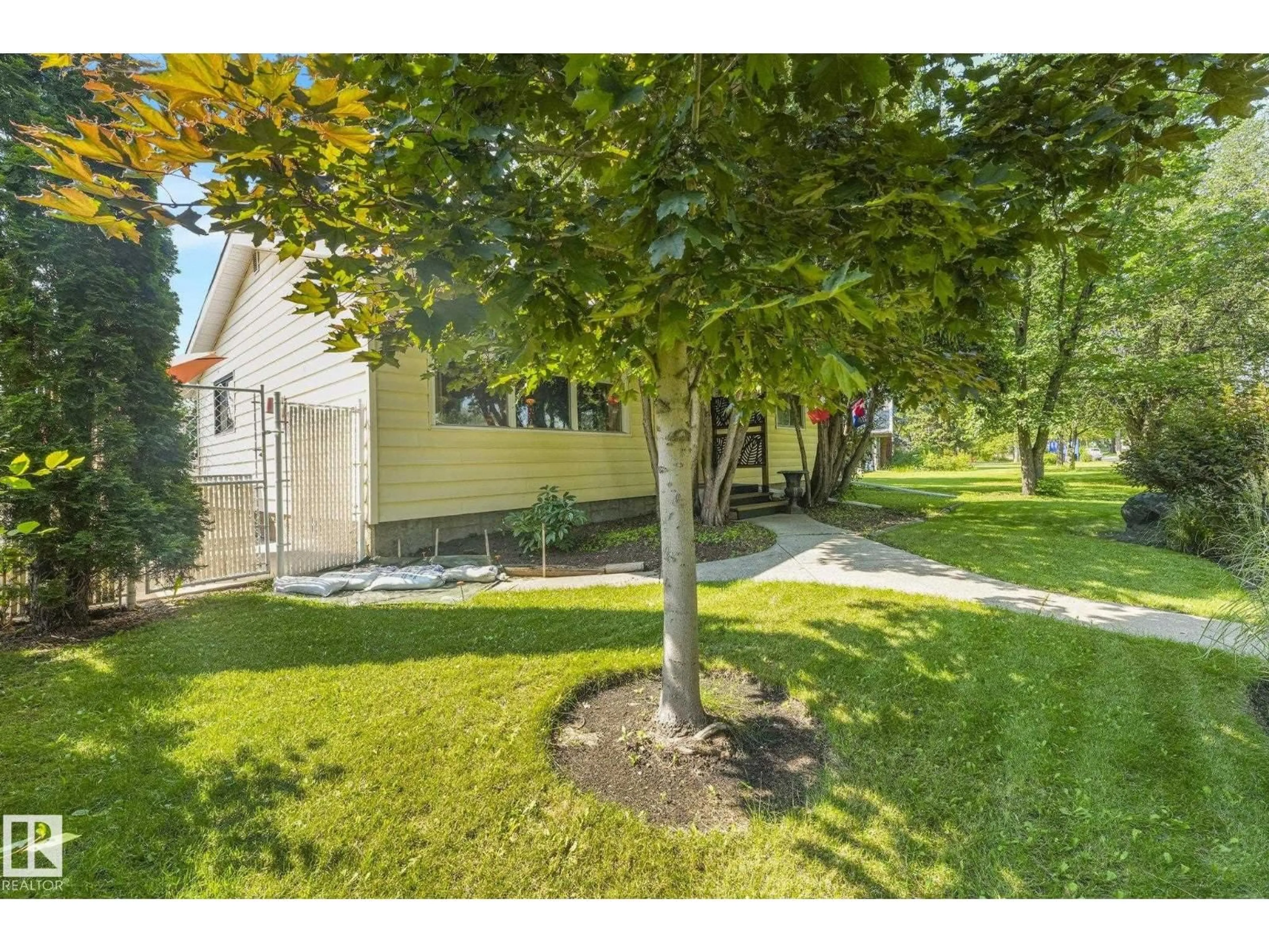 A pic from outside/outdoor area/front of a property/back of a property/a pic from drone, street for NW - 11836 135 ST, Edmonton Alberta T5L1W6