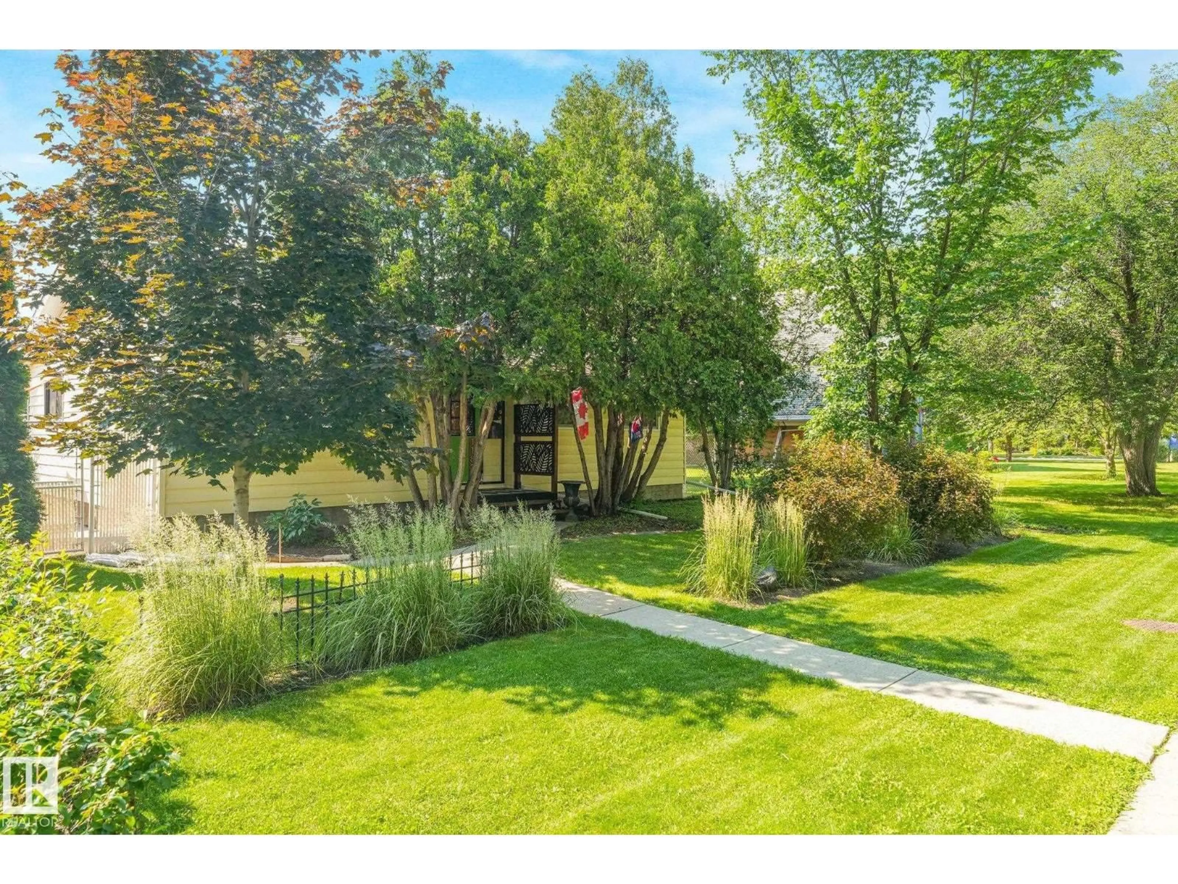 A pic from outside/outdoor area/front of a property/back of a property/a pic from drone, forest/trees view for NW - 11836 135 ST, Edmonton Alberta T5L1W6