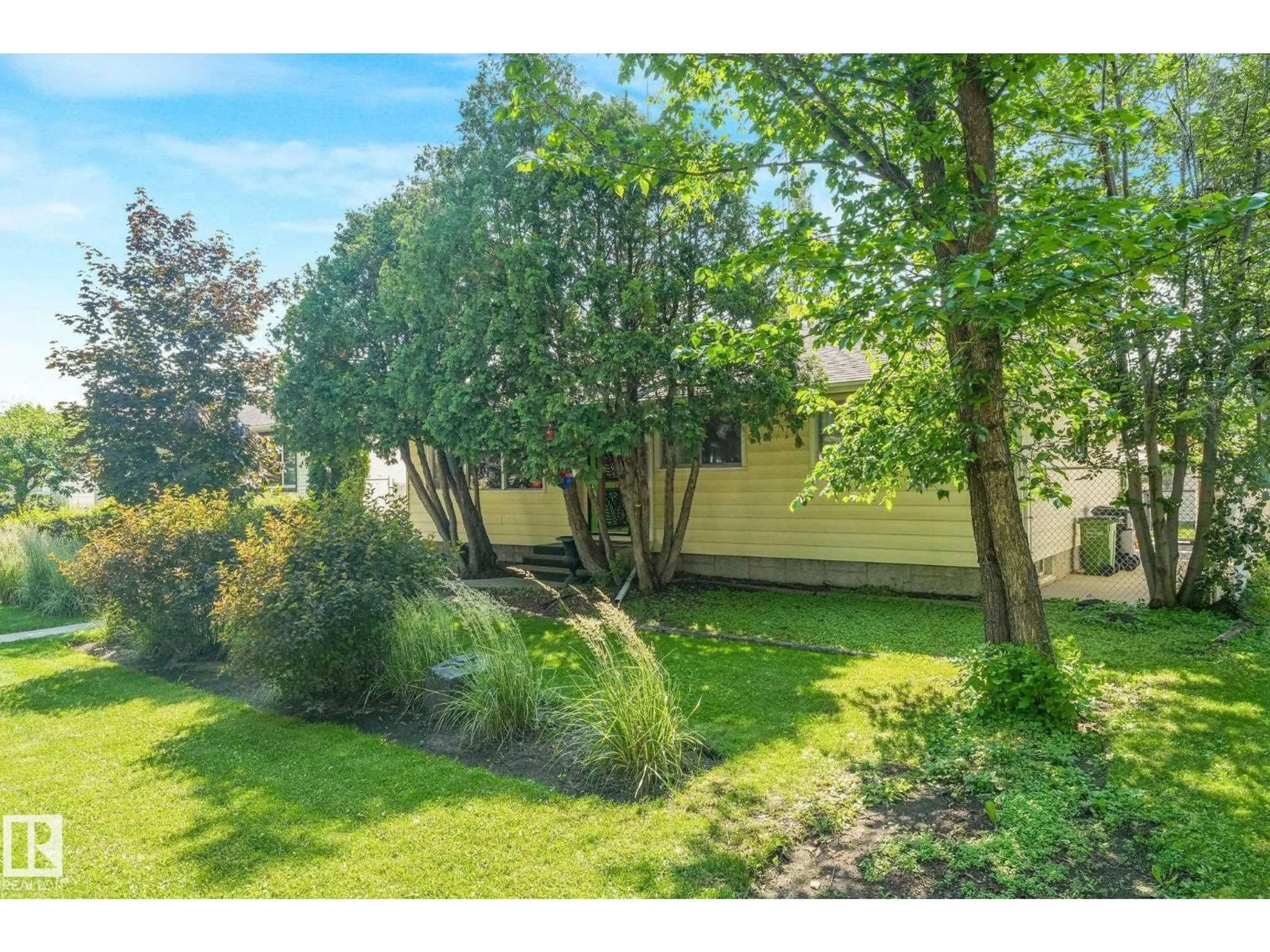 A pic from outside/outdoor area/front of a property/back of a property/a pic from drone, forest/trees view for NW - 11836 135 ST, Edmonton Alberta T5L1W6