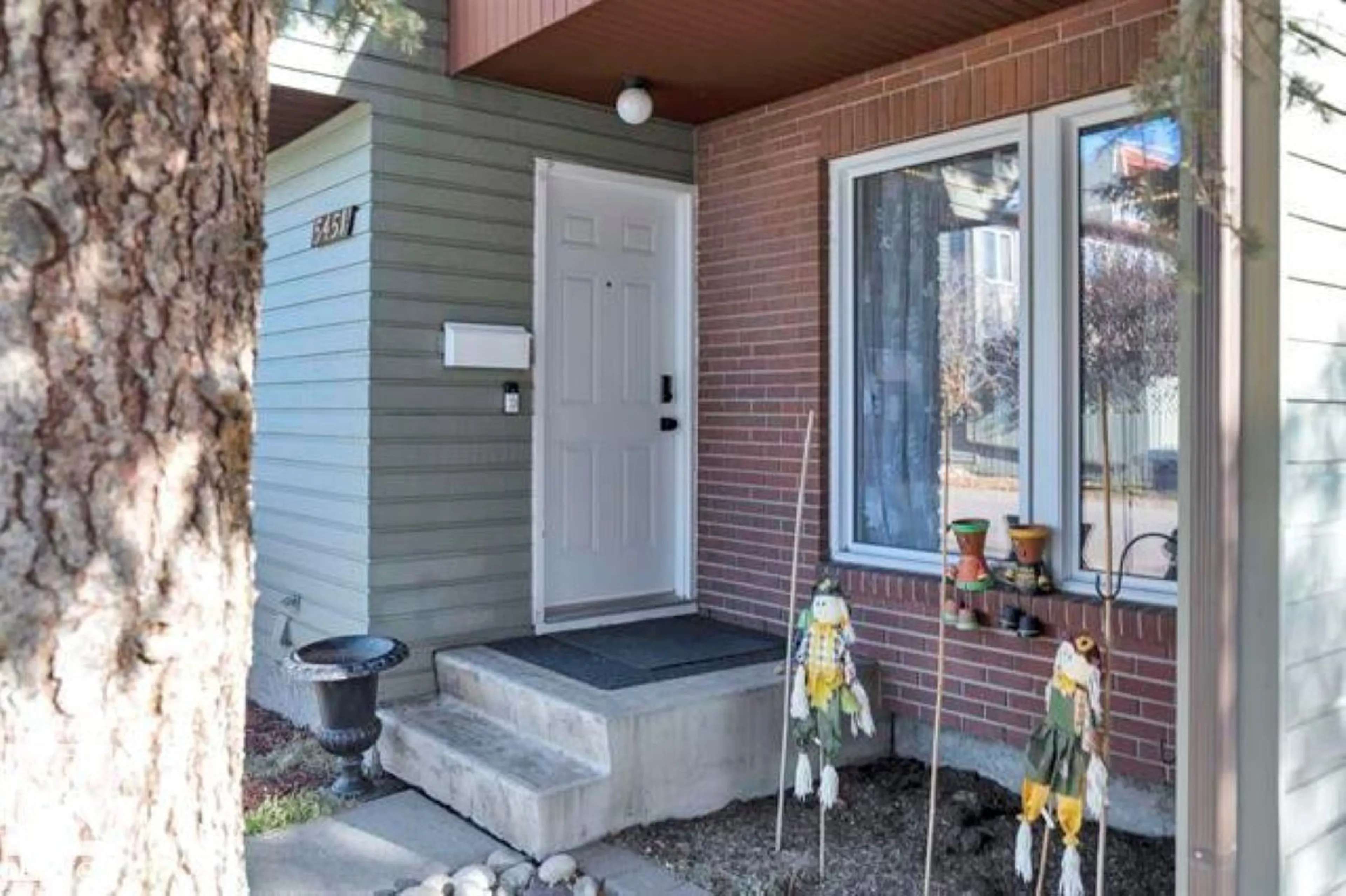 Indoor entryway for 5451 HILL VIEW CR, Edmonton Alberta T6L1V9