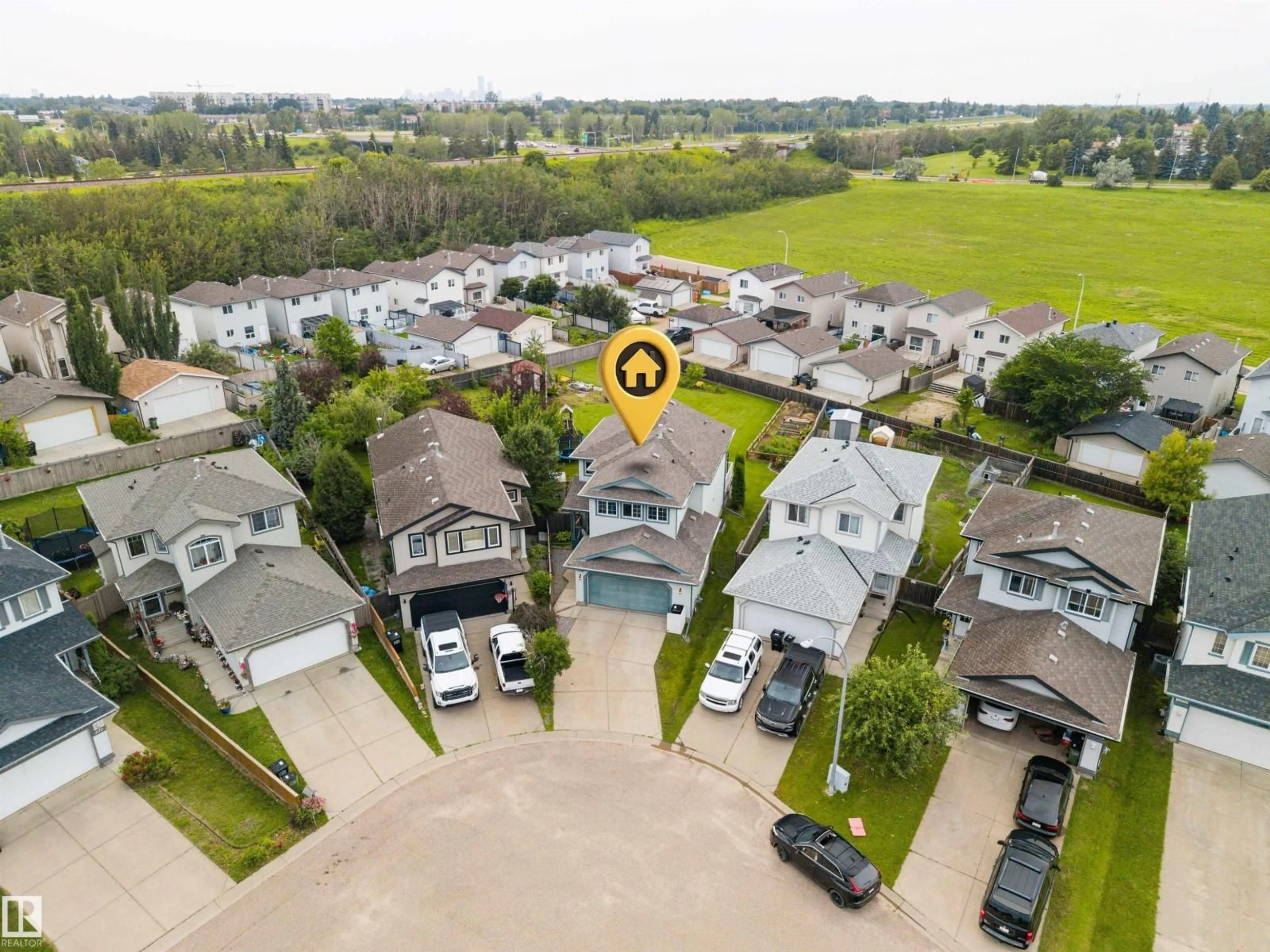 A pic from outside/outdoor area/front of a property/back of a property/a pic from drone, street for 214 HYNDMAN CR, Edmonton Alberta T5A5H9