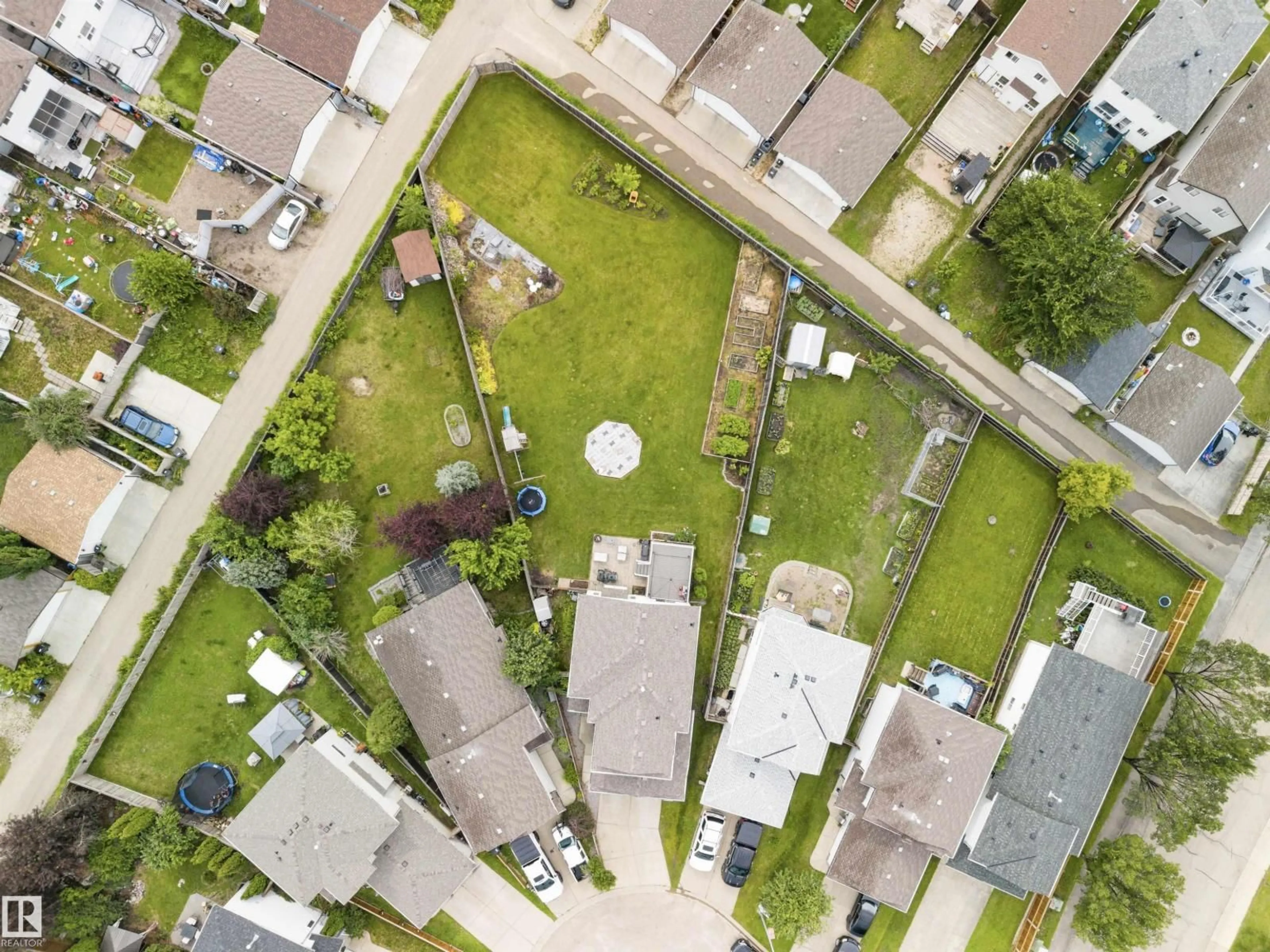 A pic from outside/outdoor area/front of a property/back of a property/a pic from drone, street for 214 HYNDMAN CR, Edmonton Alberta T5A5H9