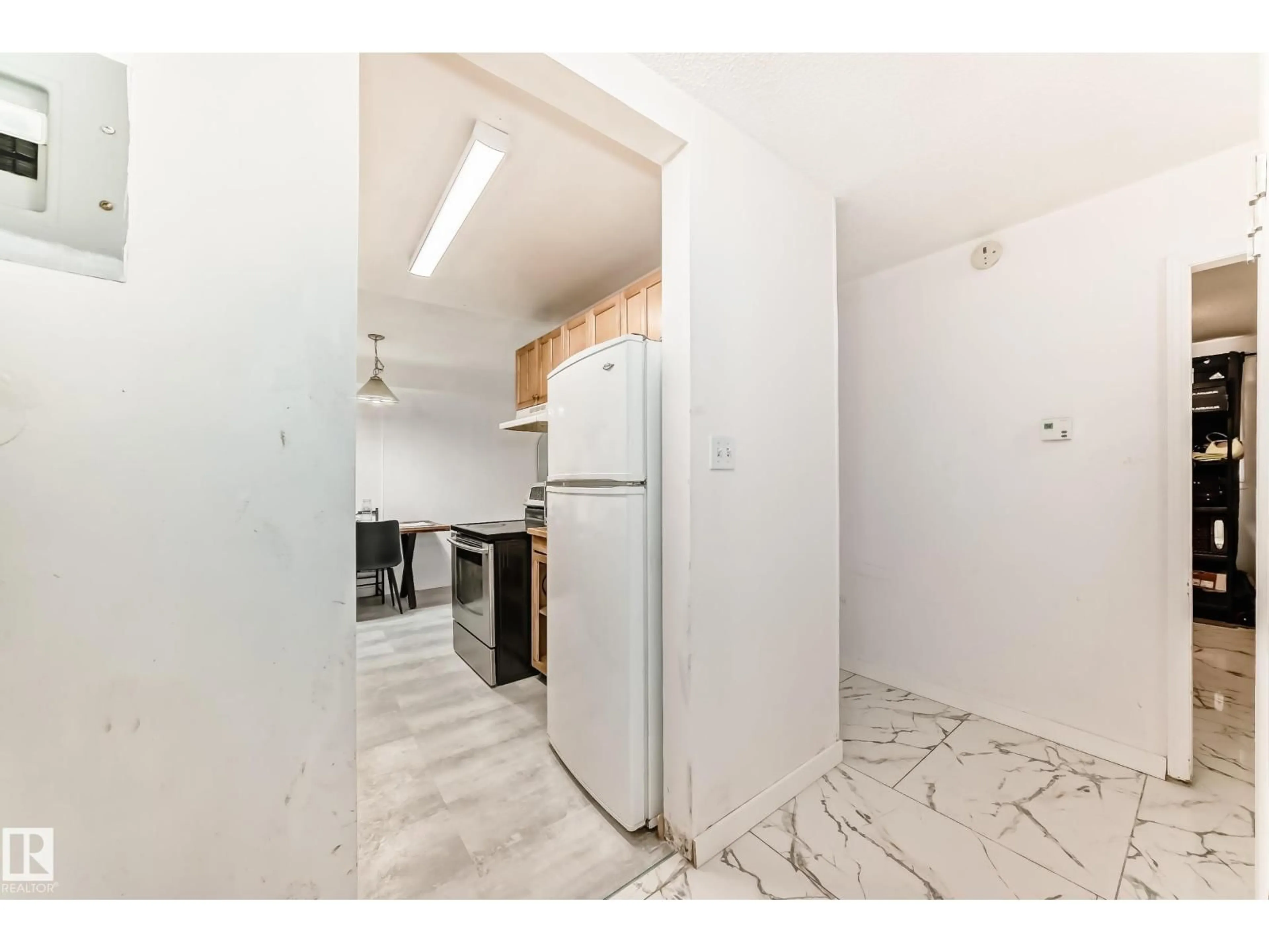 Standard kitchen, unknown for 5C - 5715 133 AV, Edmonton Alberta T5A0K3