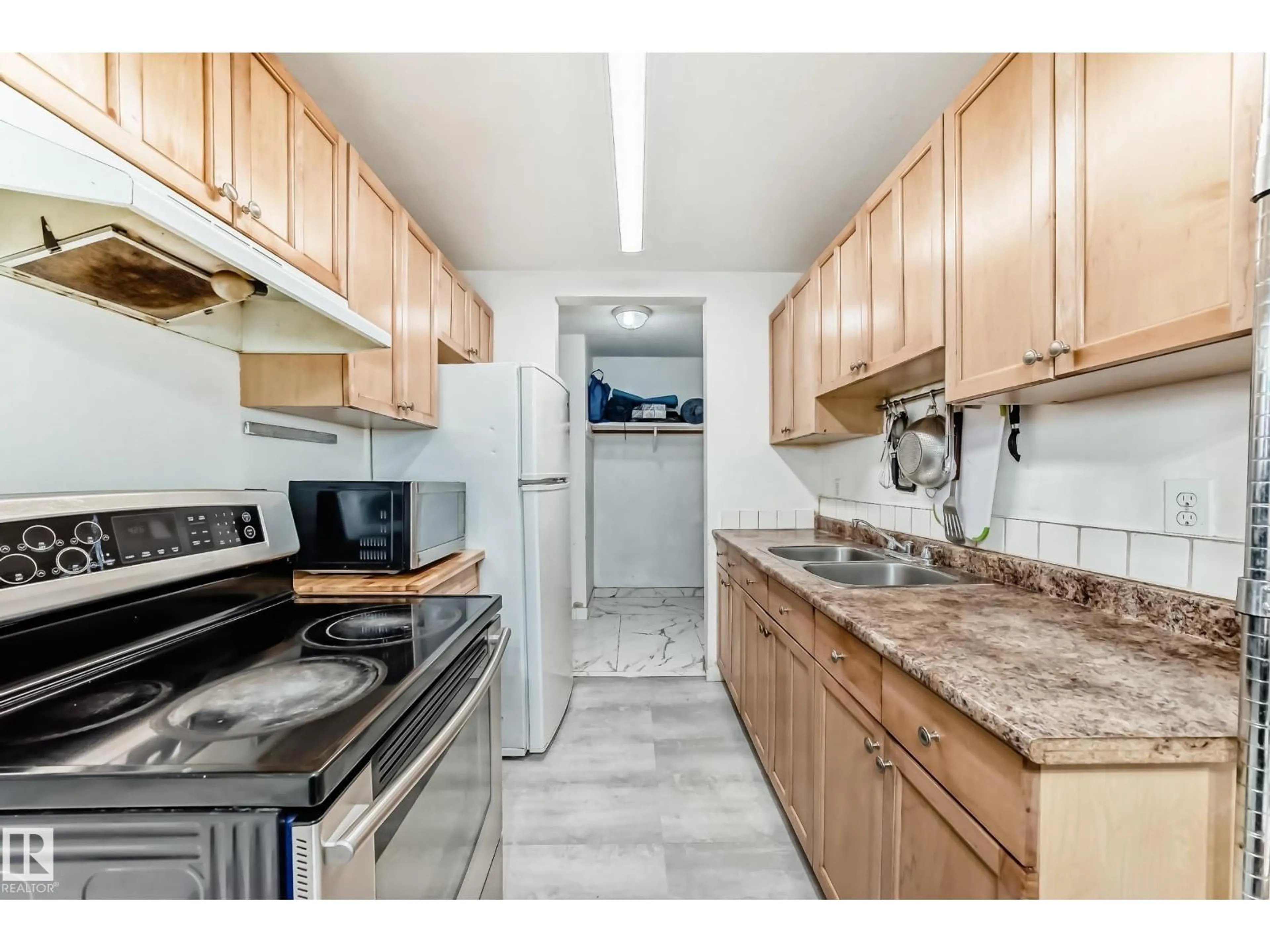 Standard kitchen, unknown for 5C - 5715 133 AV, Edmonton Alberta T5A0K3