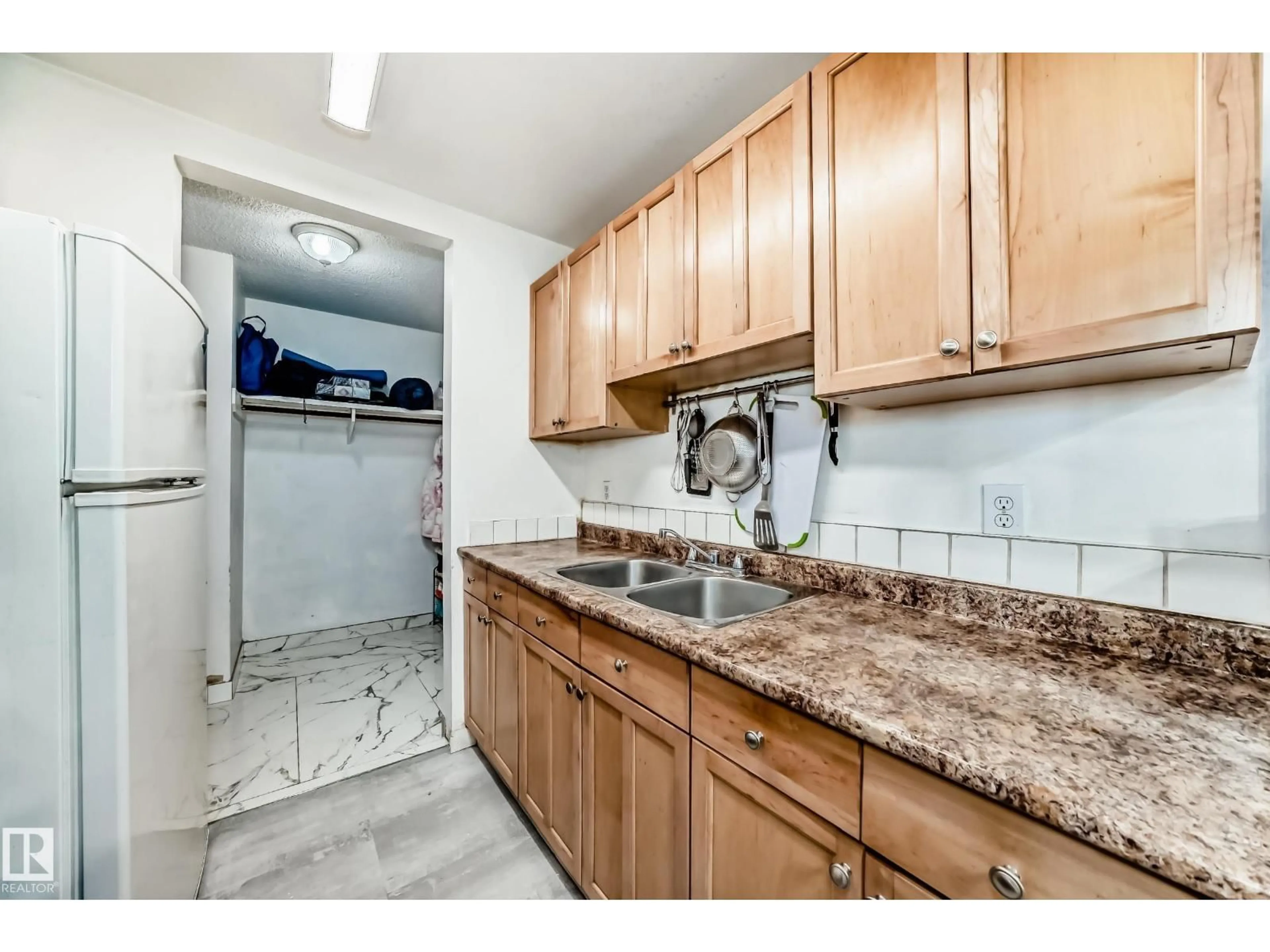 Standard kitchen, unknown for 5C - 5715 133 AV, Edmonton Alberta T5A0K3