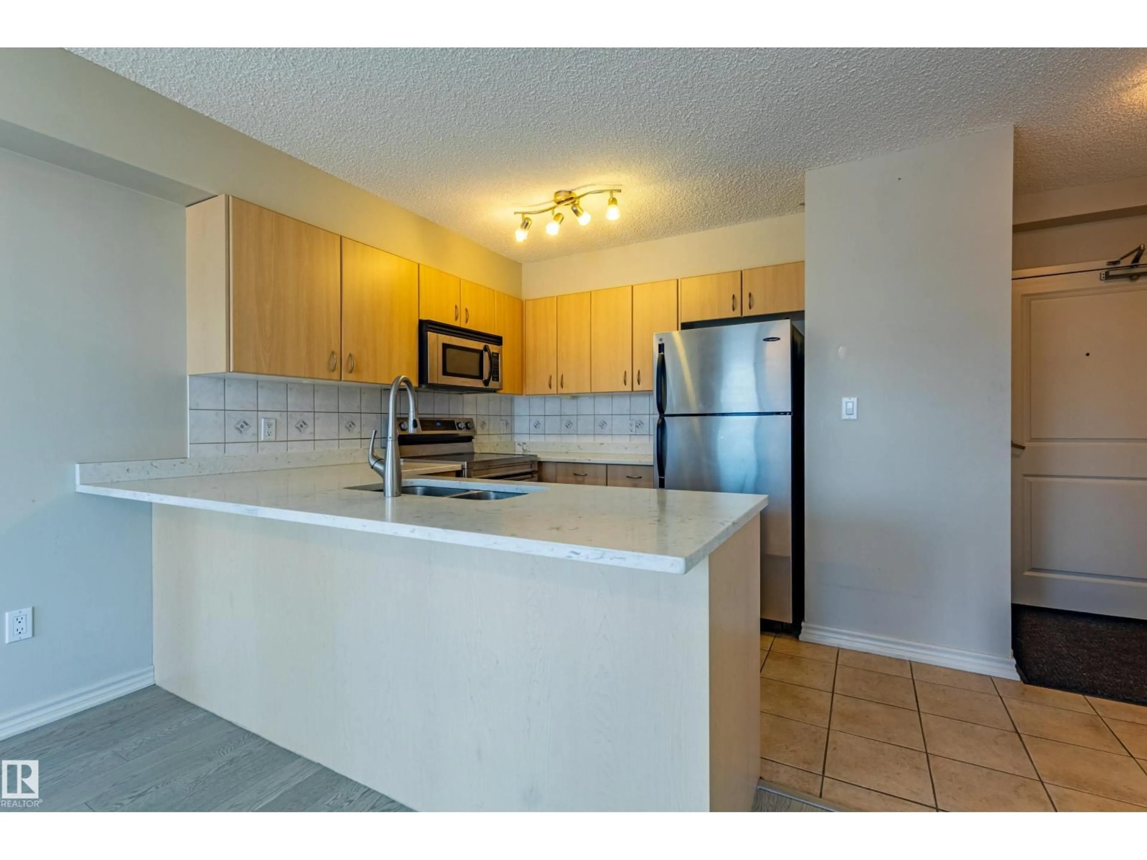 Standard kitchen, unknown for 1501 - 10180 104 ST NW, Edmonton Alberta T5J1A7