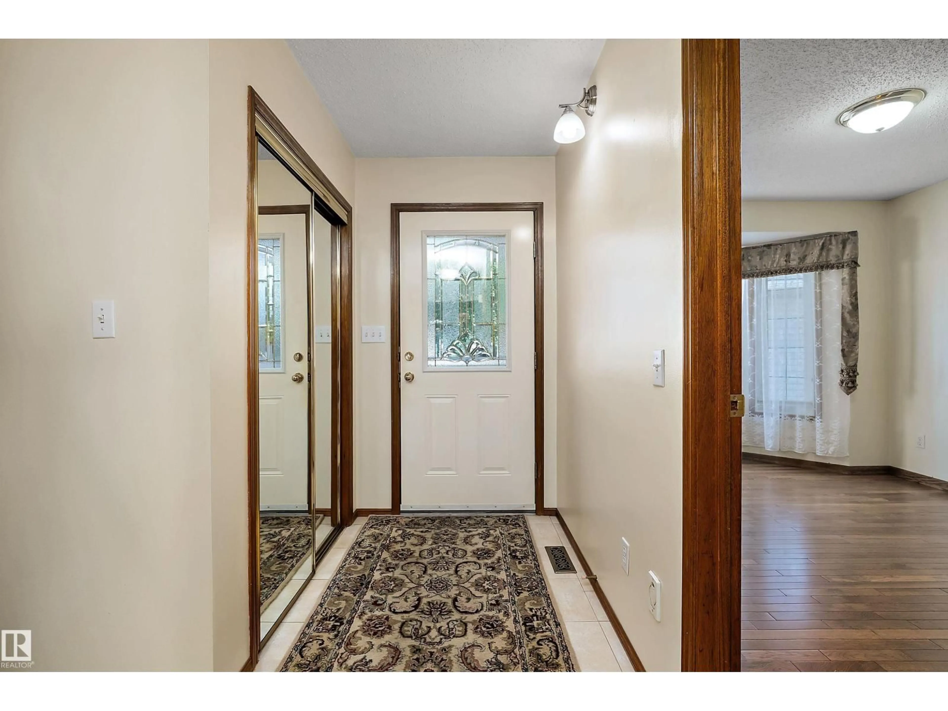 Indoor entryway for 4823 32 AV, Edmonton Alberta T6L4Y7