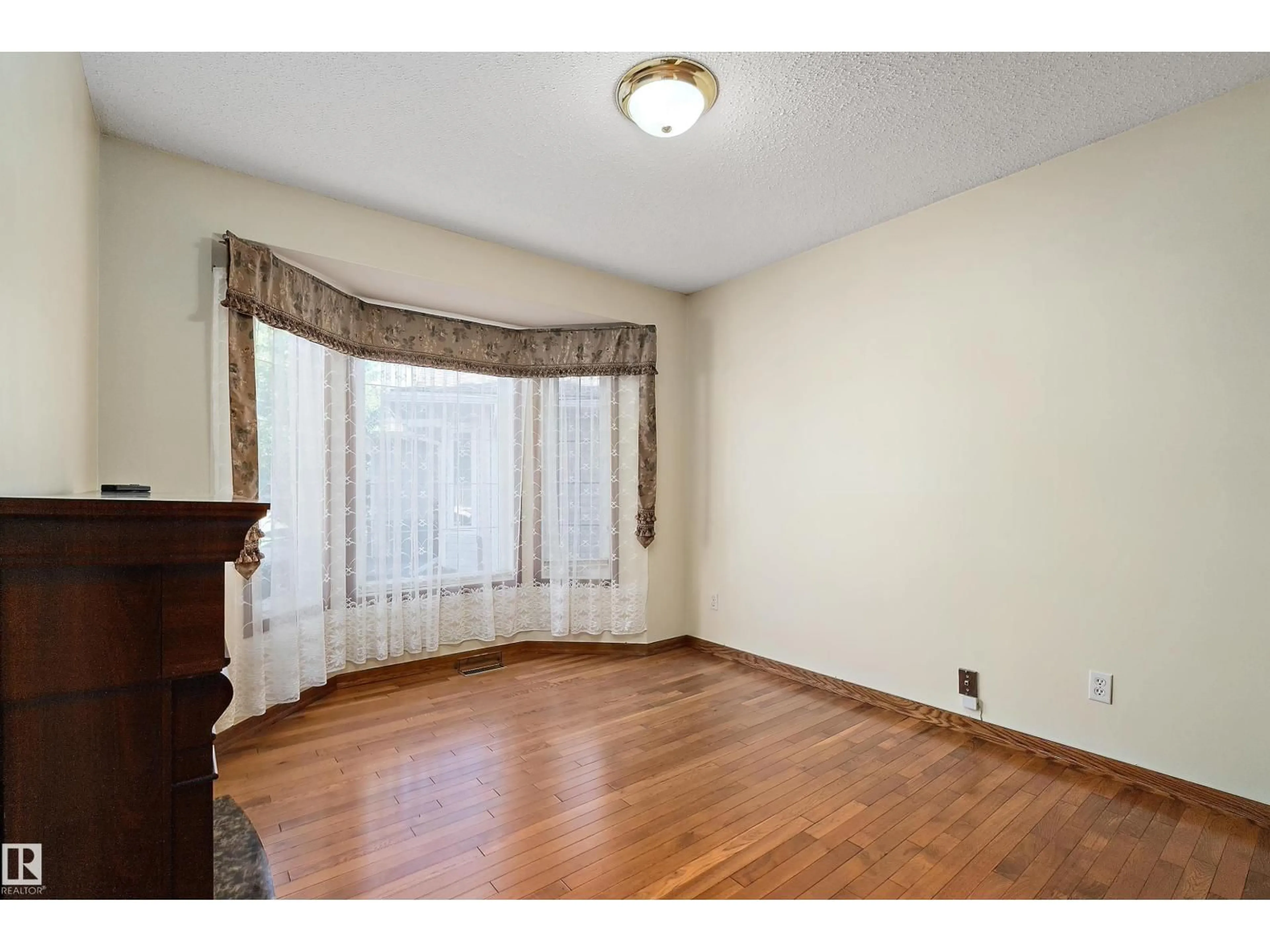 A pic of a room for 4823 32 AV, Edmonton Alberta T6L4Y7