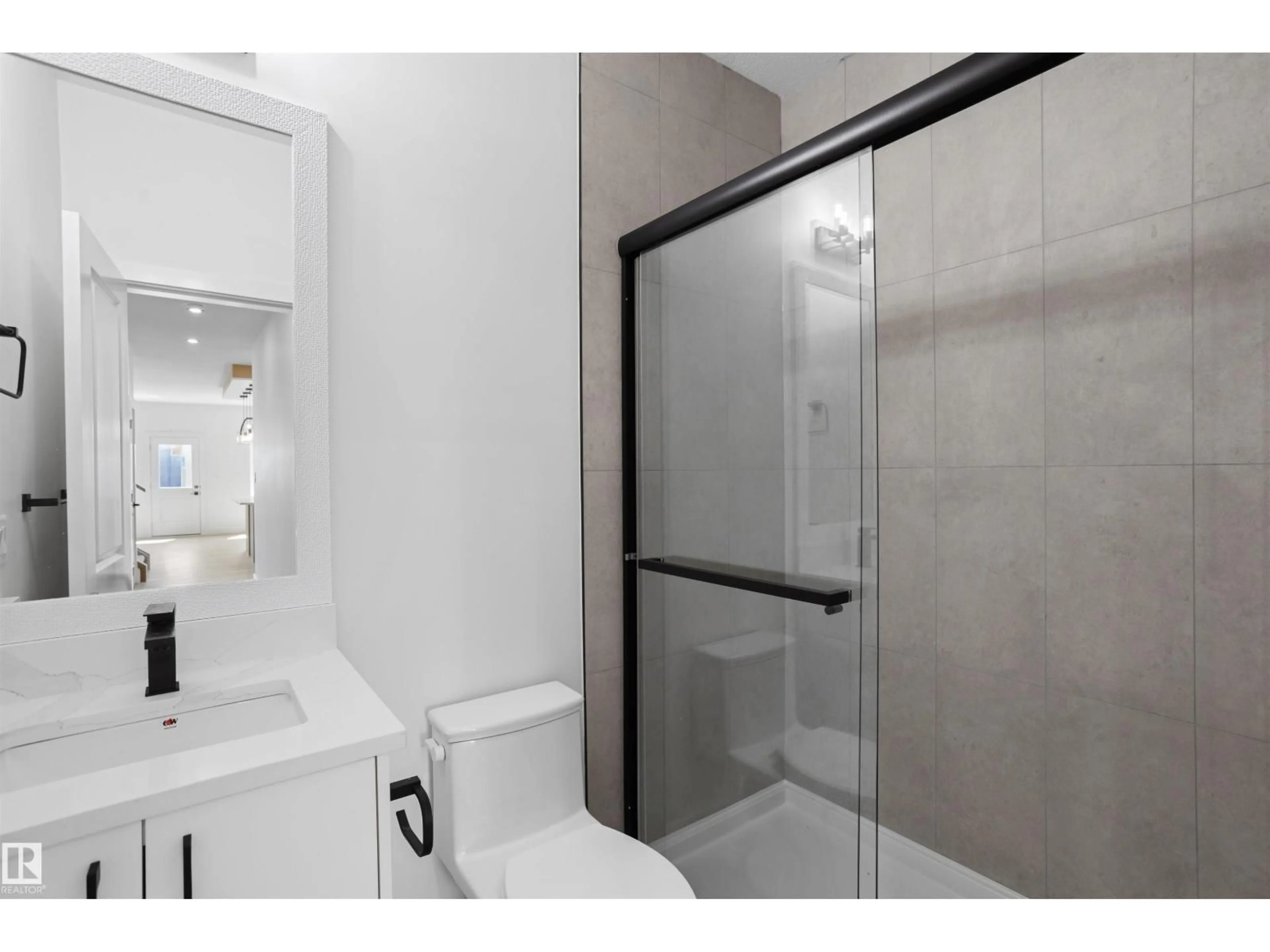Standard bathroom, ceramic/tile floor for NE - 815 158 AV, Edmonton Alberta T5Y4M9