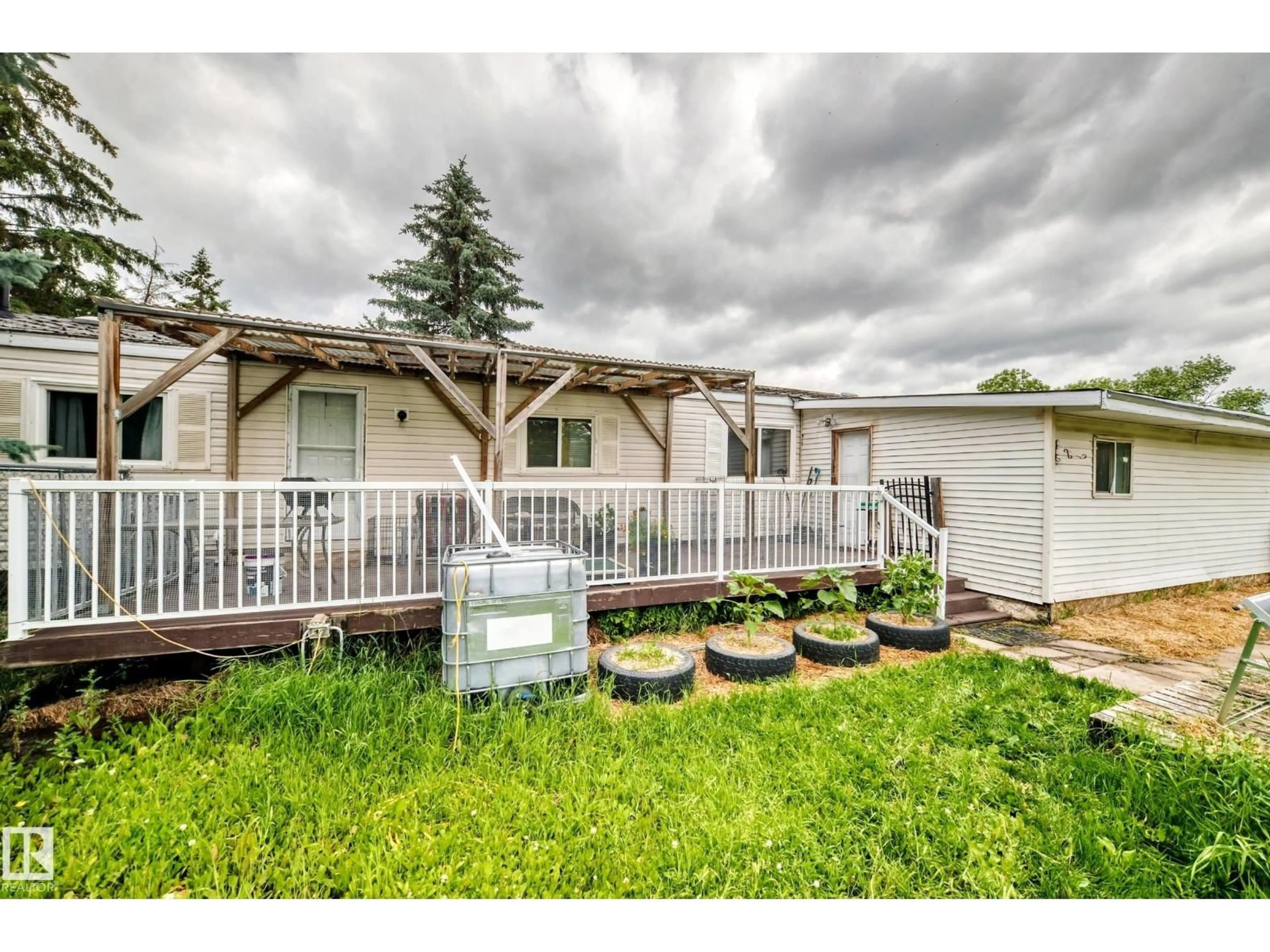 Home with vinyl exterior material, unknown for 23328 HWY 37, Rural Sturgeon County Alberta T8L5A5