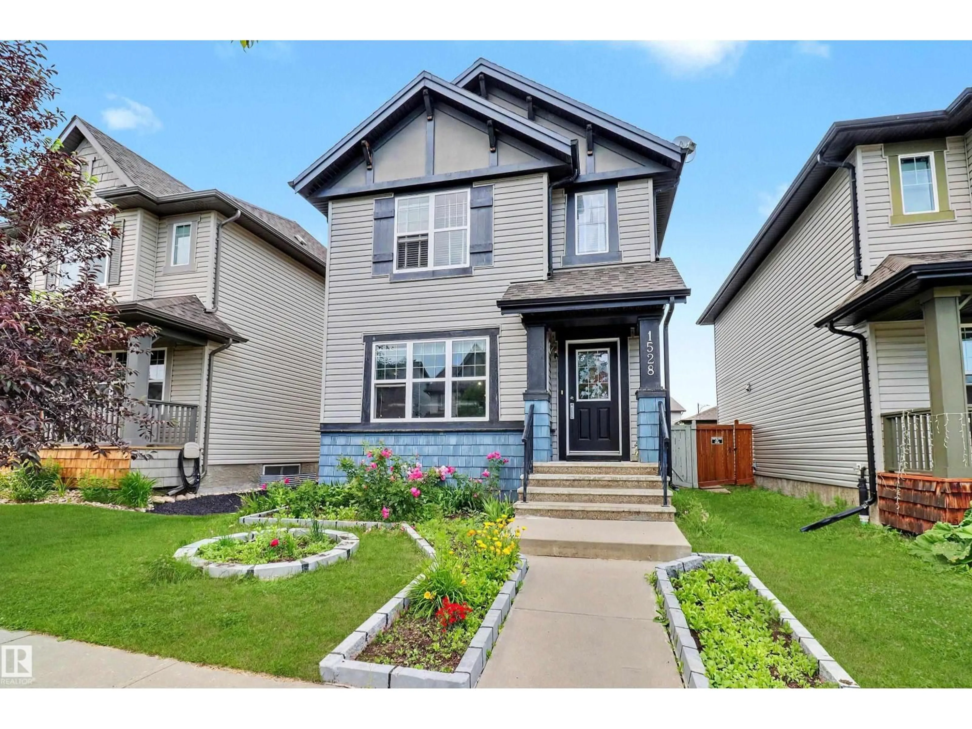 Home with vinyl exterior material, street for 1528 35 AV, Edmonton Alberta T6T0M9