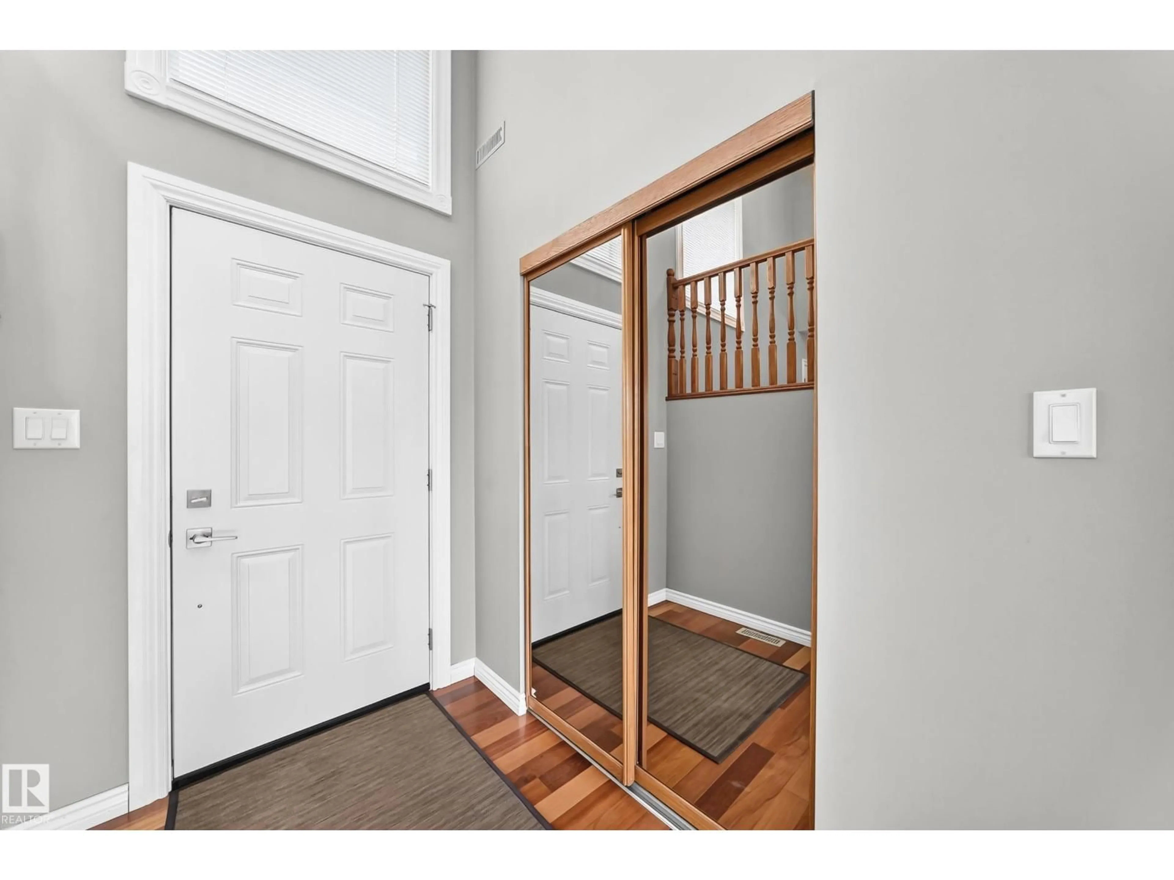Indoor entryway for 640 WARWICK RD, Edmonton Alberta T5X4R3