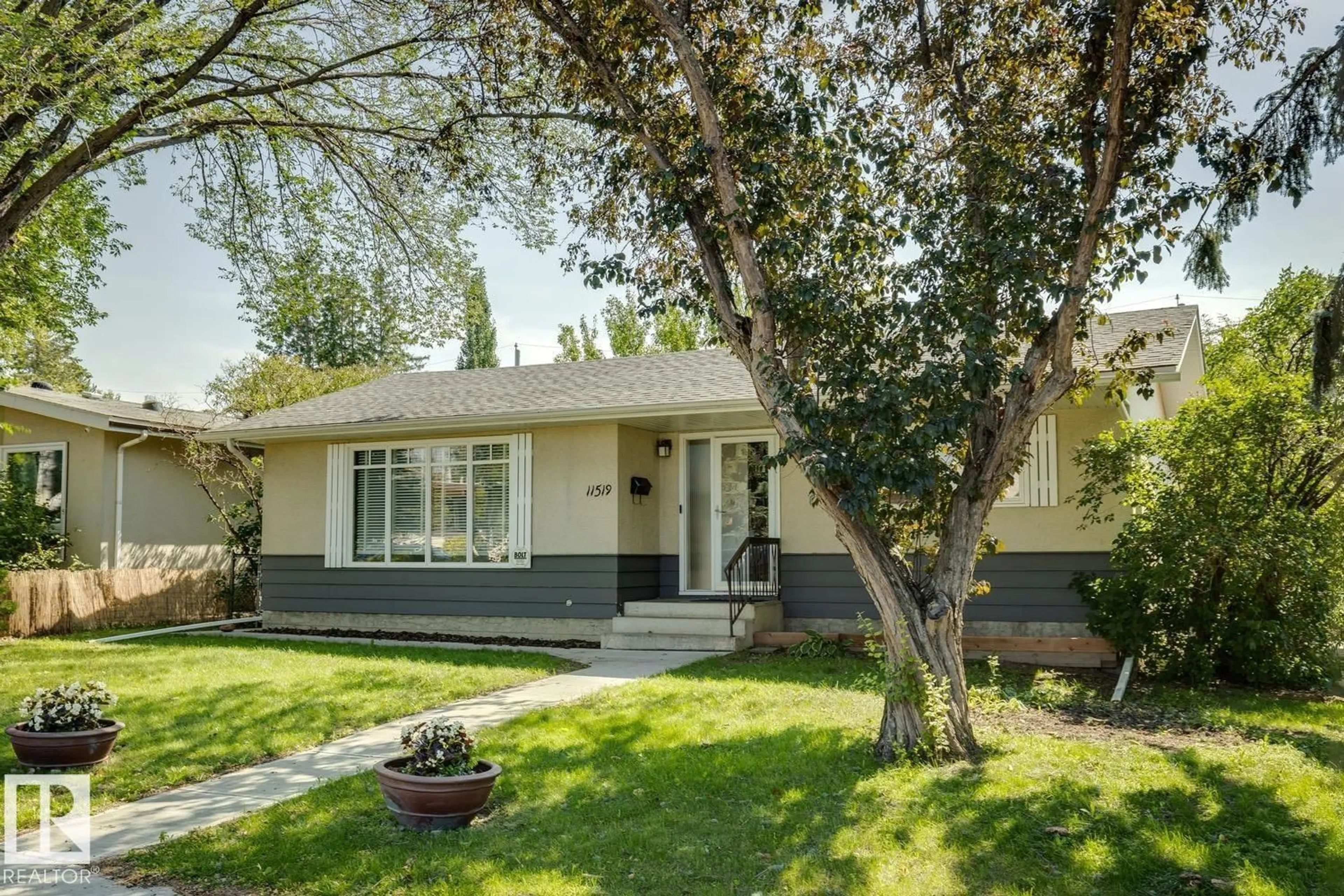 Home with vinyl exterior material, street for 11519 42 AV, Edmonton Alberta T6J0W4