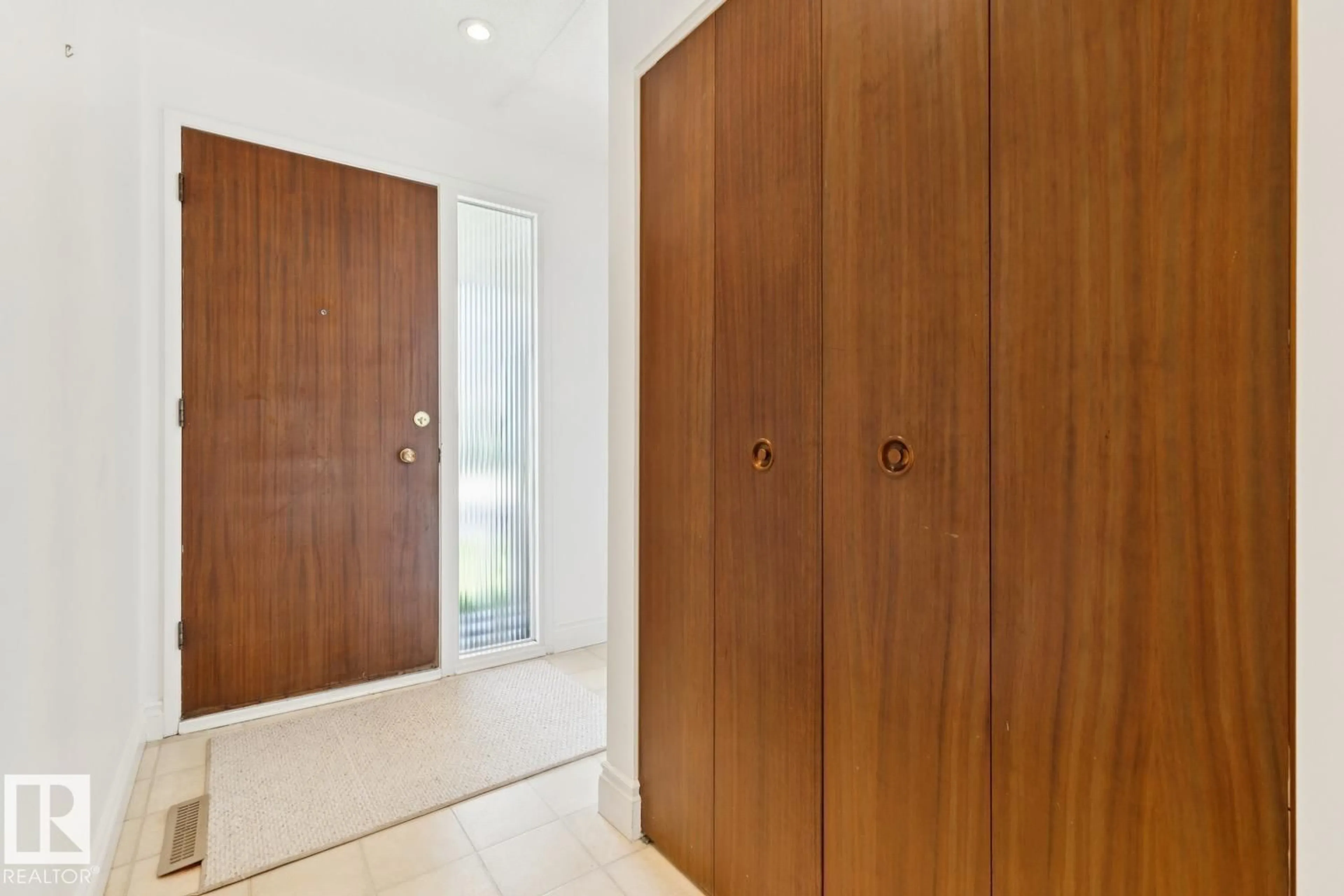 Indoor foyer for 11519 42 AV, Edmonton Alberta T6J0W4