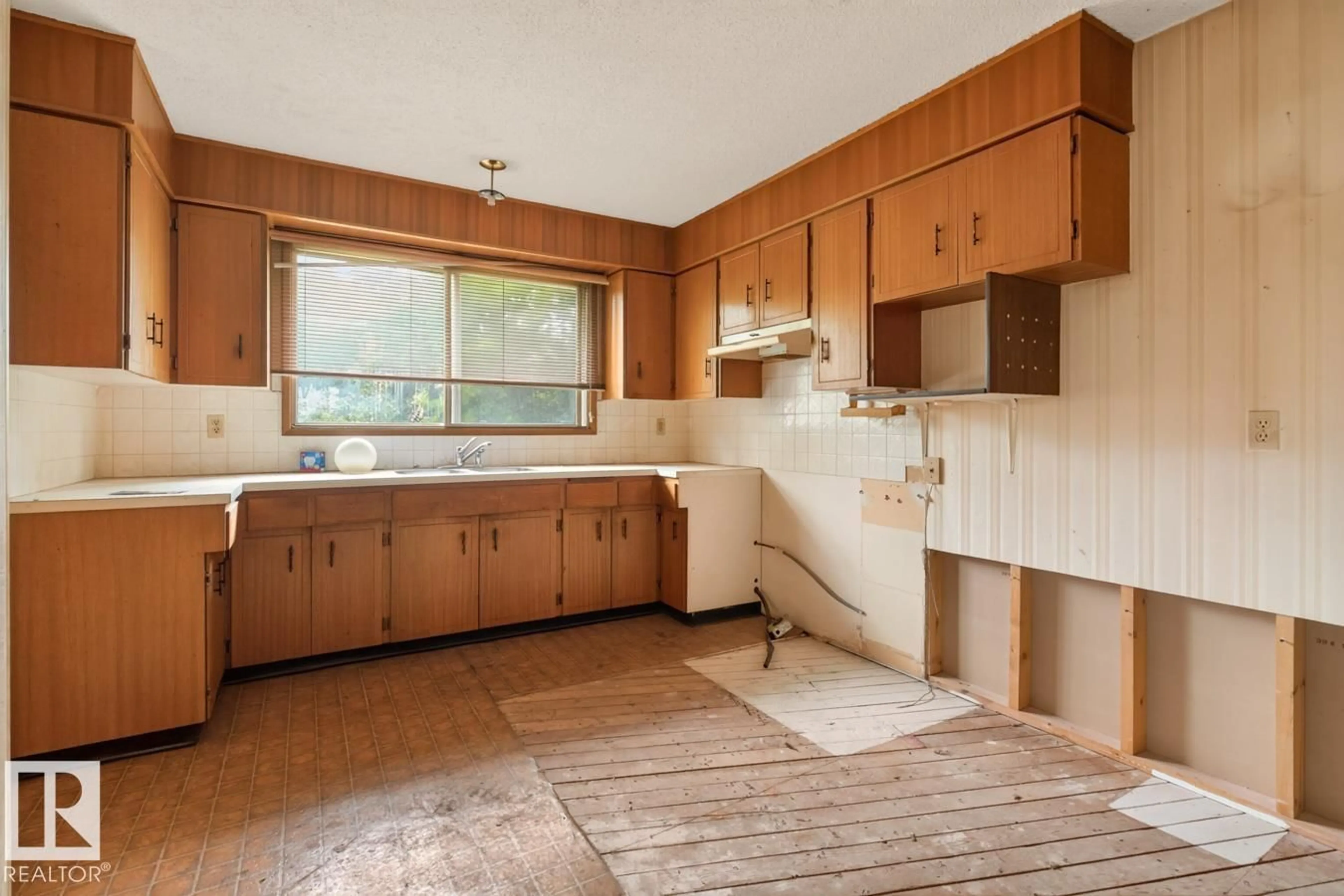 Standard kitchen, unknown for 69 GARLAND CR, Sherwood Park Alberta T8A2P7