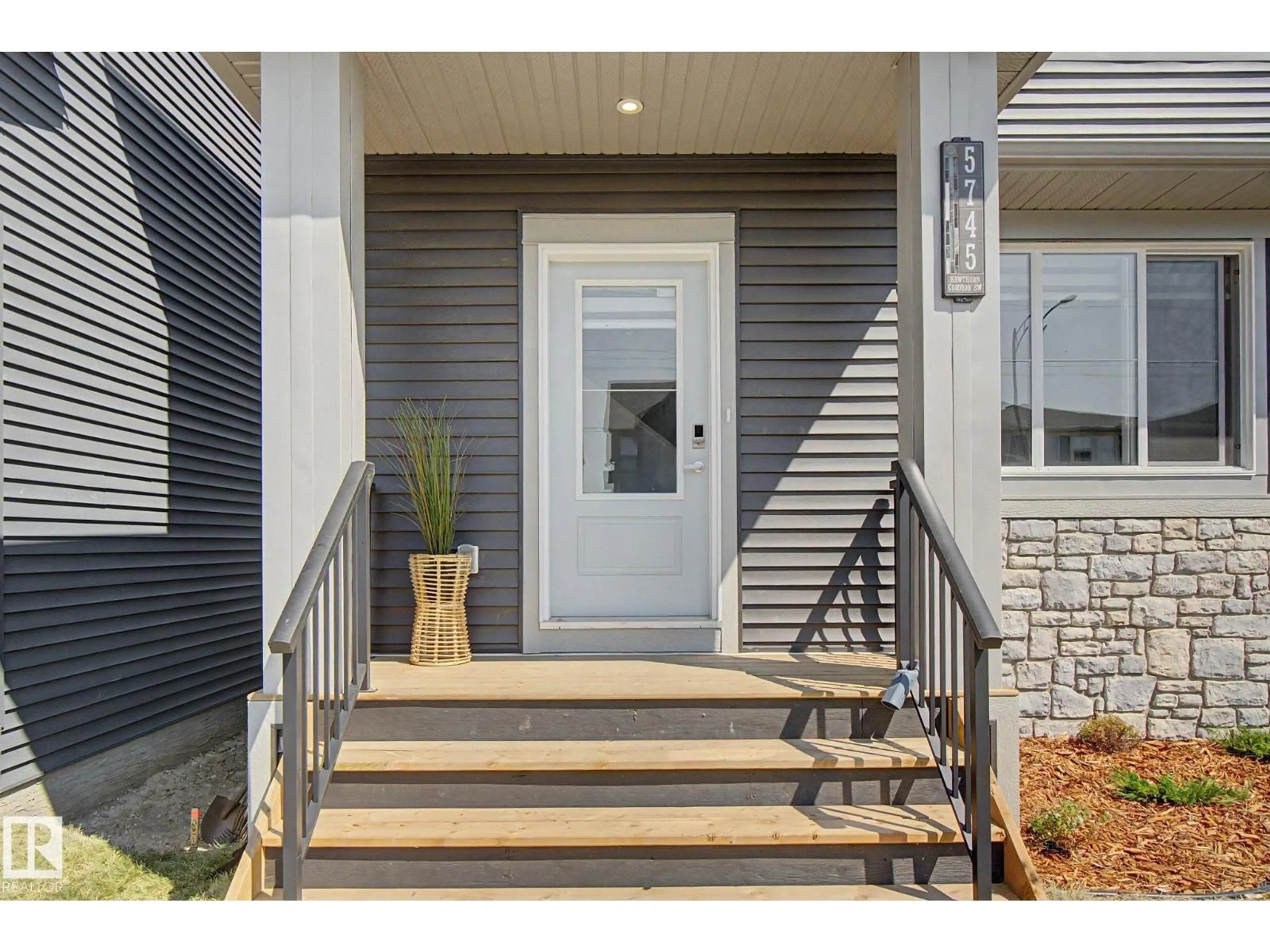 Indoor entryway for SW - 5745 HAWTHORN CM, Edmonton Alberta T6X3K8