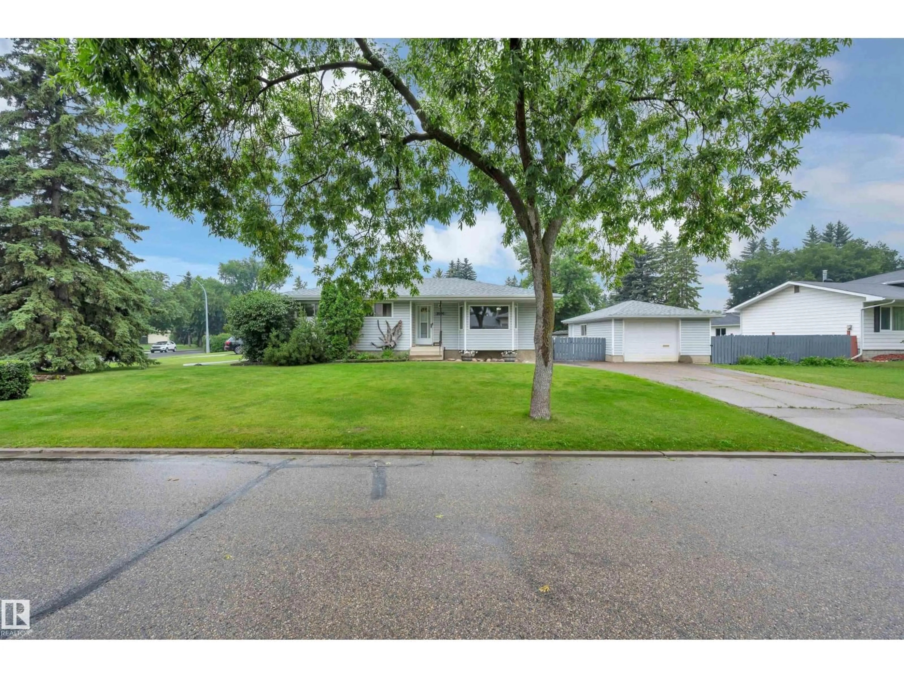 A pic from outside/outdoor area/front of a property/back of a property/a pic from drone, street for 2000 BONNEVILLE CT, Sherwood Park Alberta T8A0Y6
