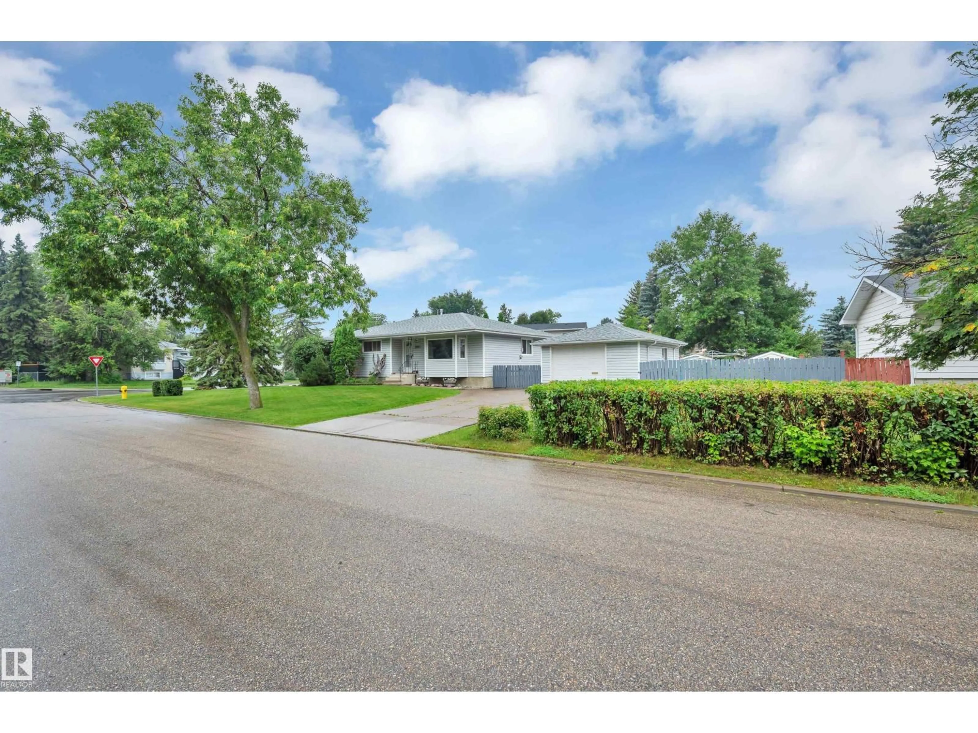 A pic from outside/outdoor area/front of a property/back of a property/a pic from drone, street for 2000 BONNEVILLE CT, Sherwood Park Alberta T8A0Y6